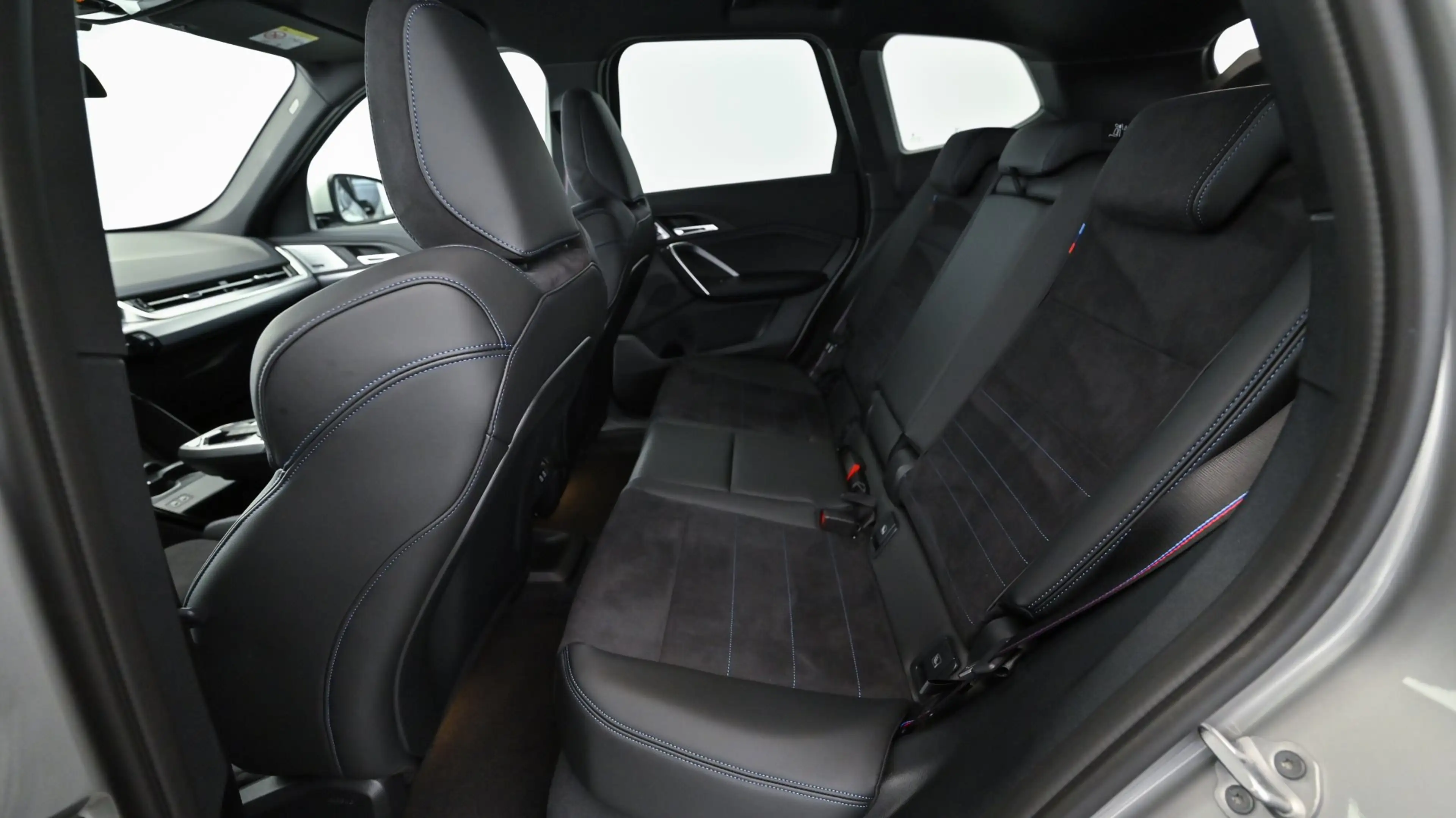 BMW iX1 eDrive20 — photo 13