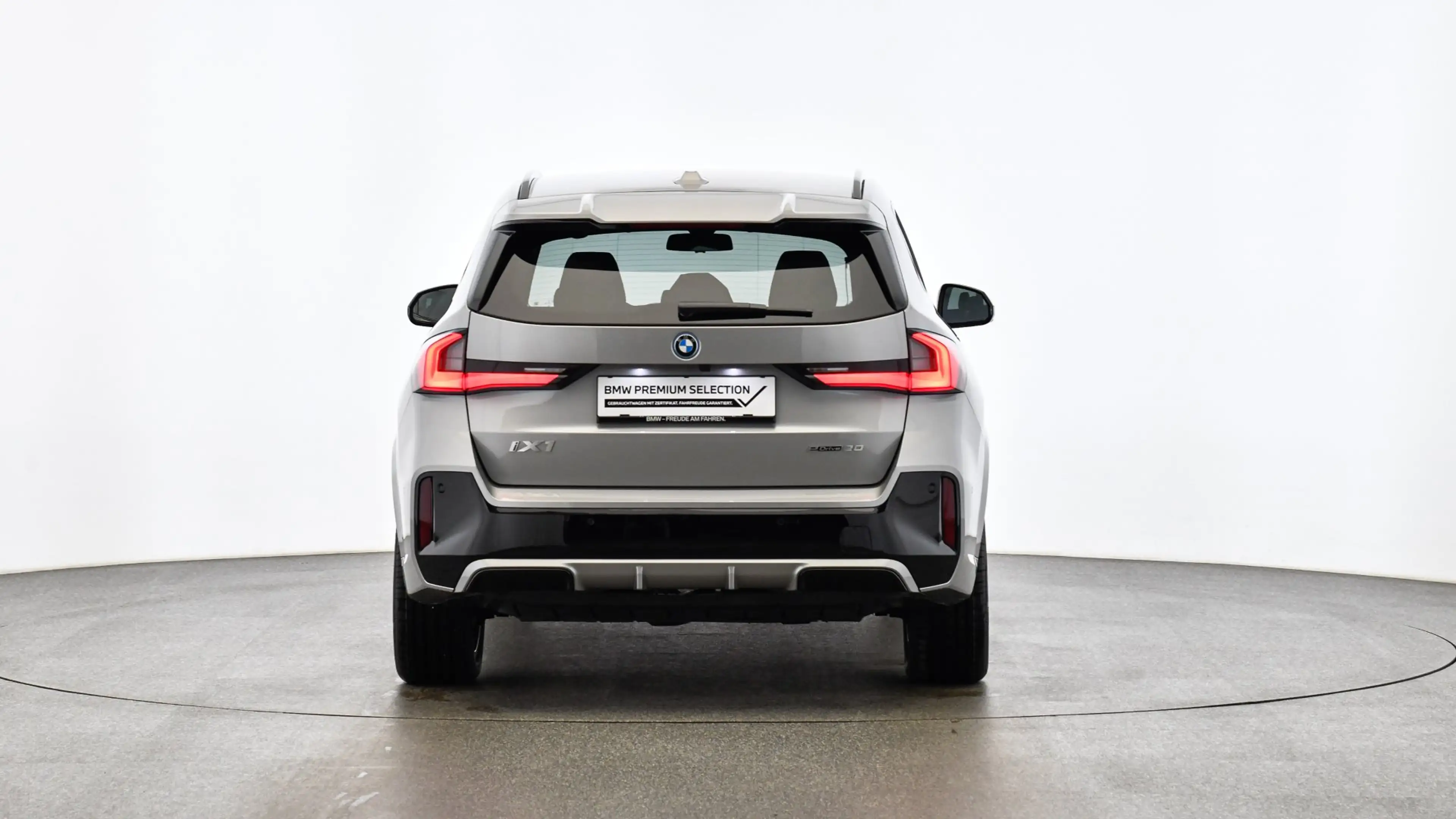 BMW iX1 eDrive20 — photo 2