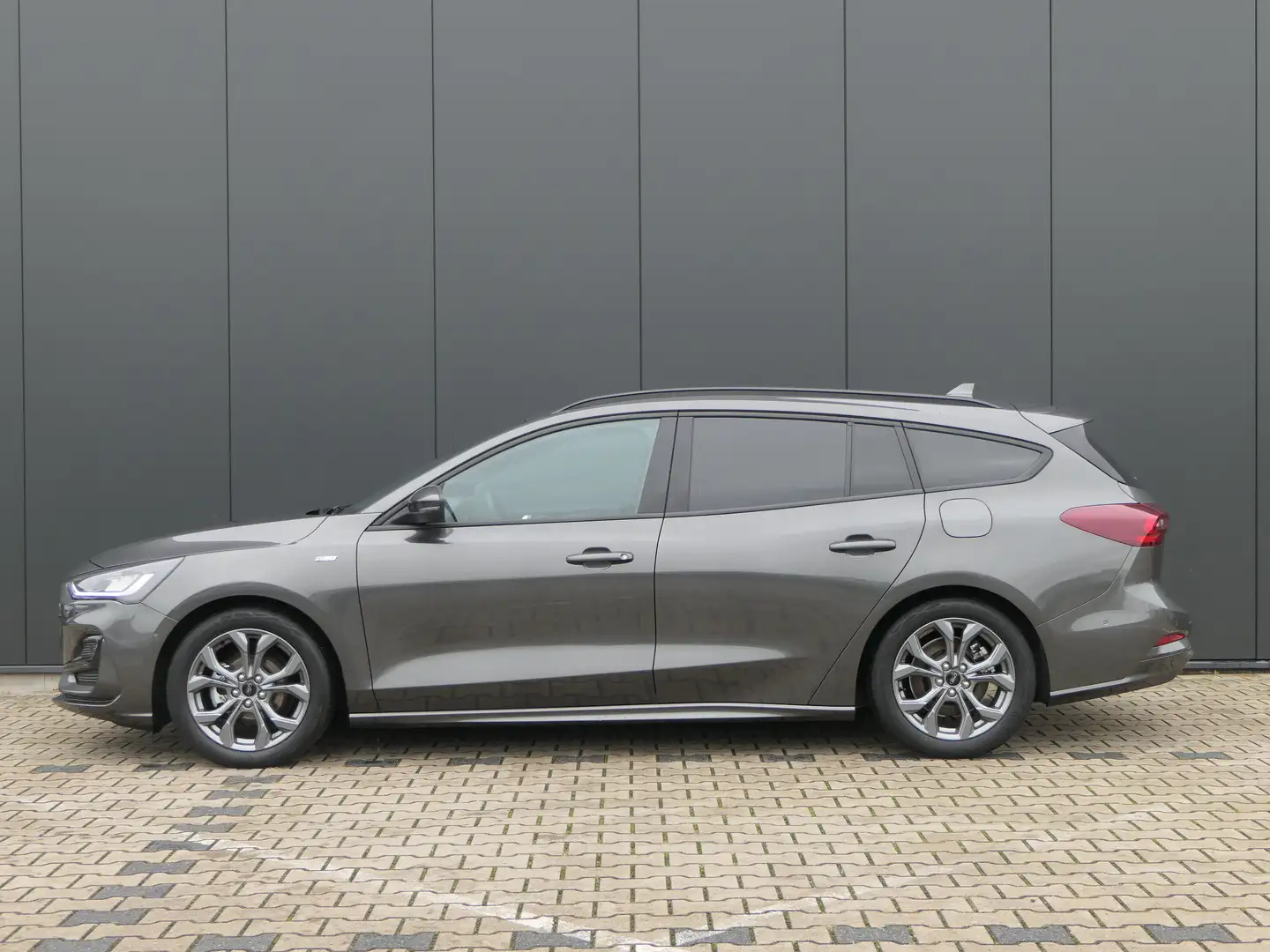 Ford Focus Wagon 1.0 EcoBoost 155pk Automaat Hybrid ST Line | Grijs - 2