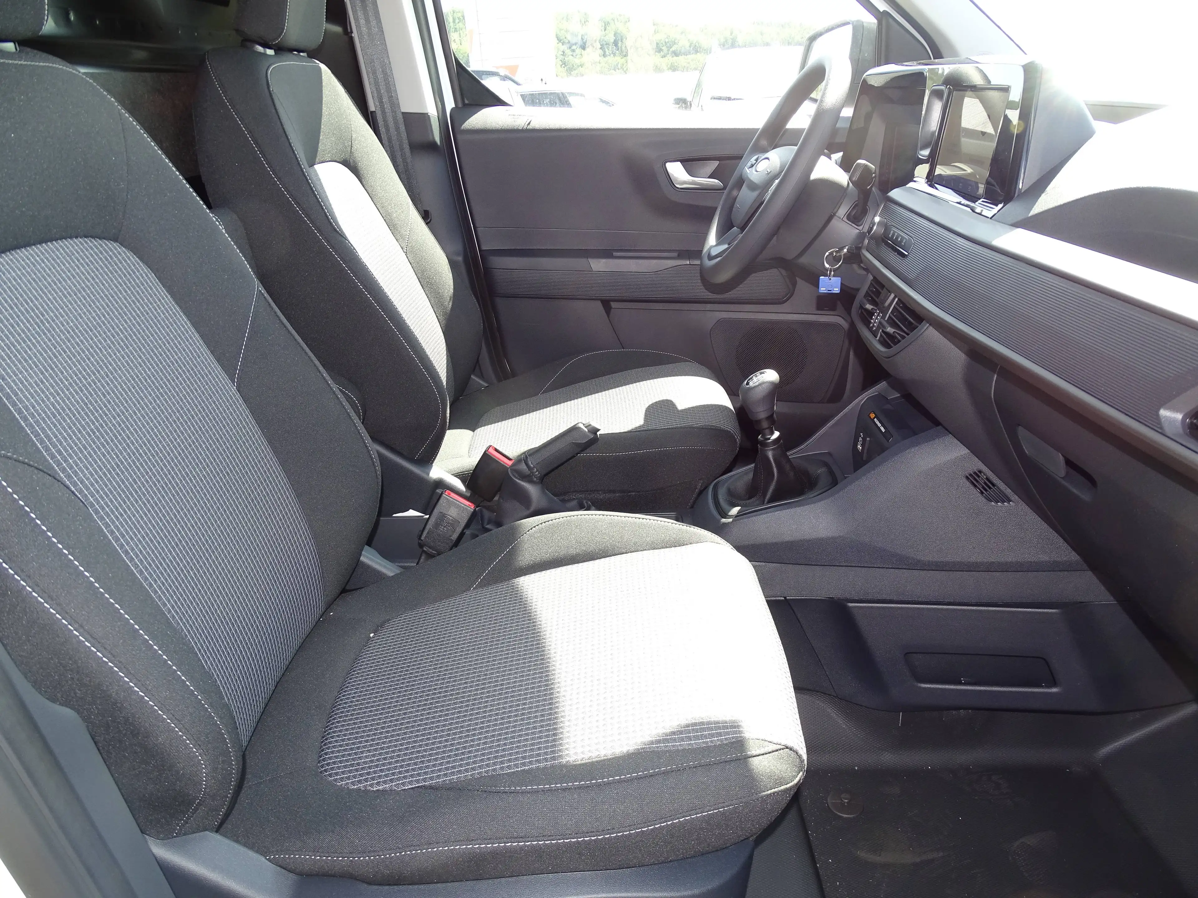 Ford Transit Courier Trend — photo 9