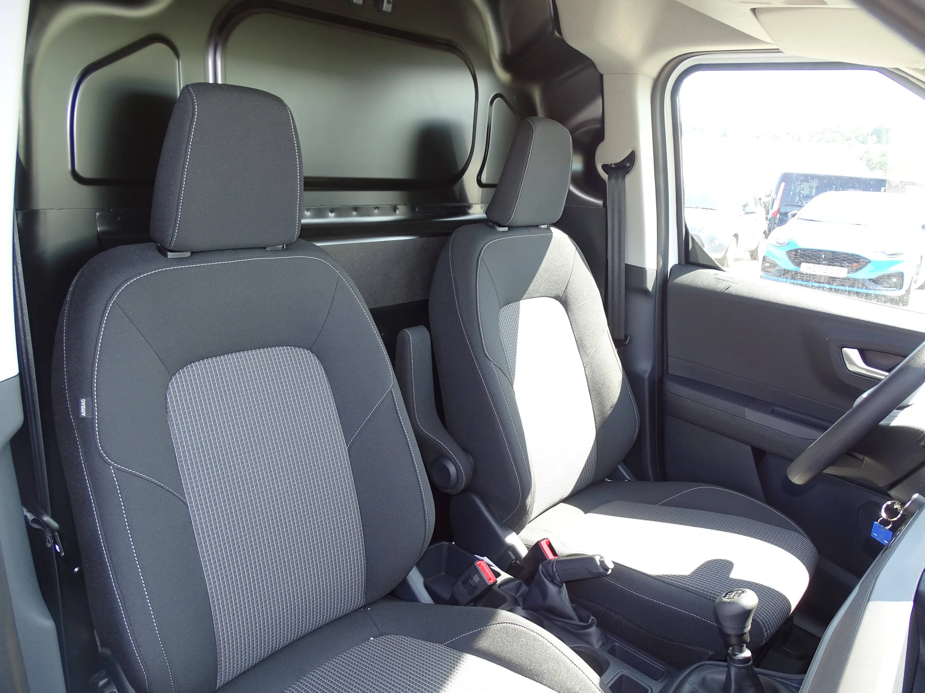 Ford Transit Courier Trend — photo 10