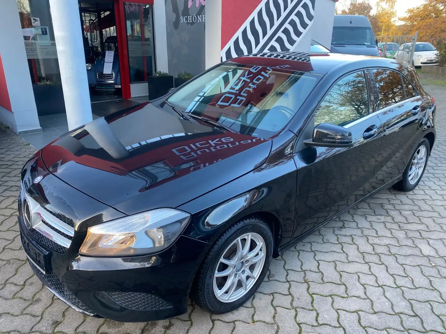 Mercedes-Benz A 200 BlueEfficienc Automatik! Voll Leder Navi Schwarz - 2