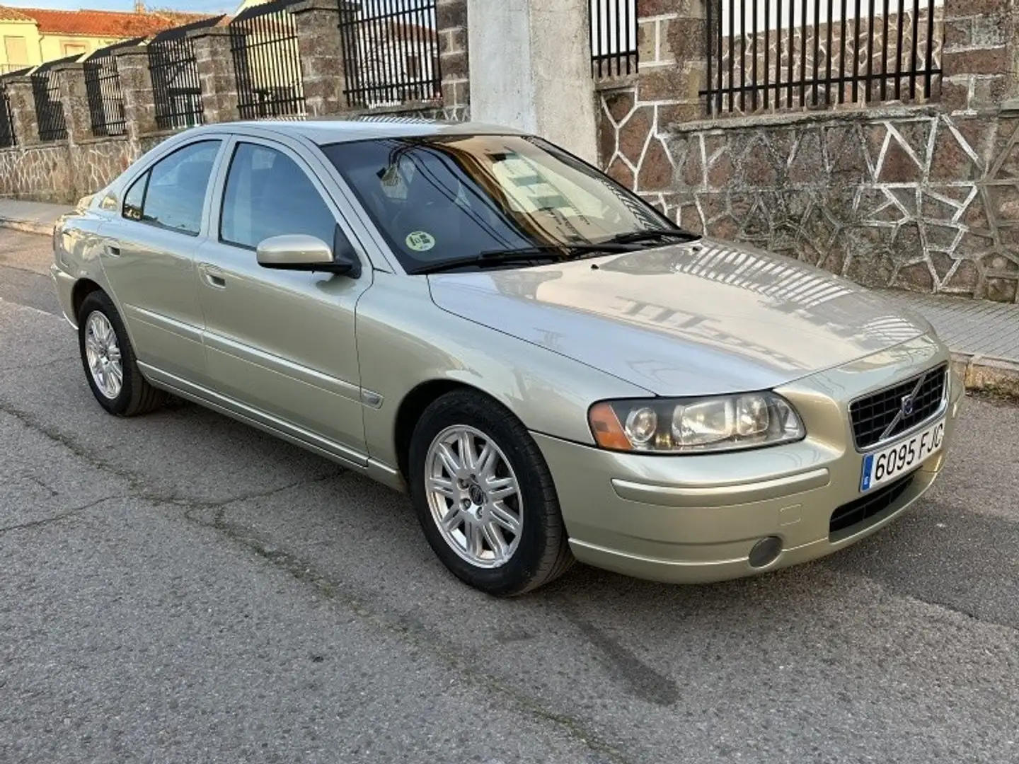 Volvo S60 2.4D Kinetic 163 Beżowy - 1
