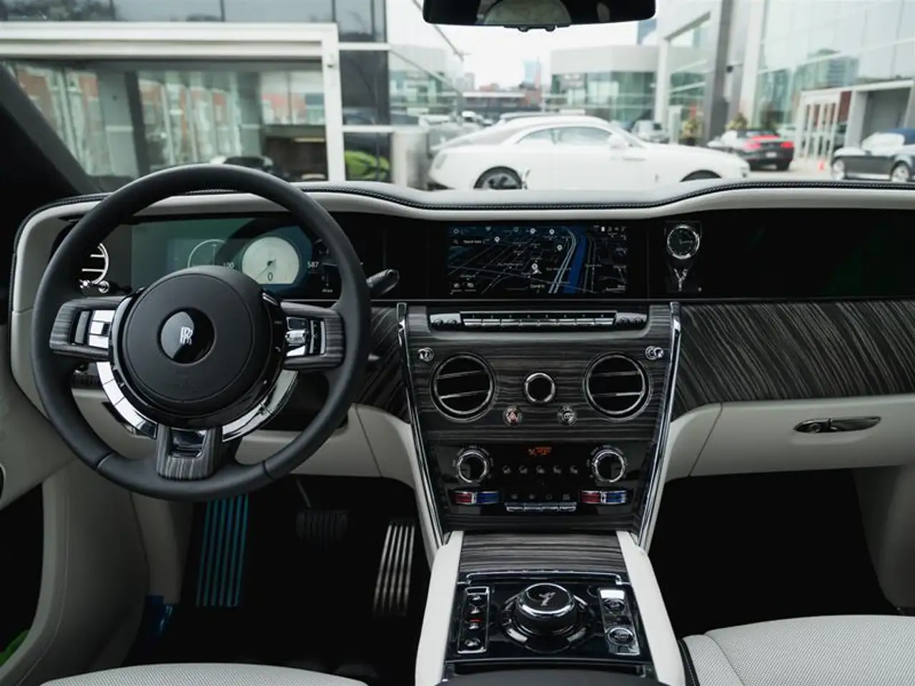 Rolls-Royce Cullinan снимка Rolls-Royce Cullinan