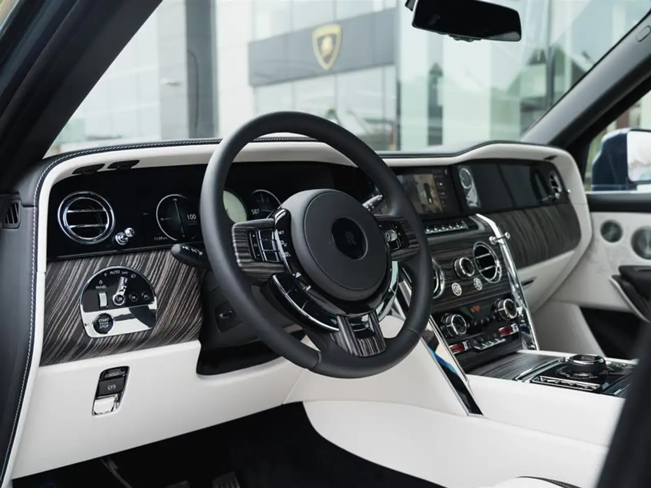 Rolls-Royce Cullinan снимка Rolls-Royce Cullinan