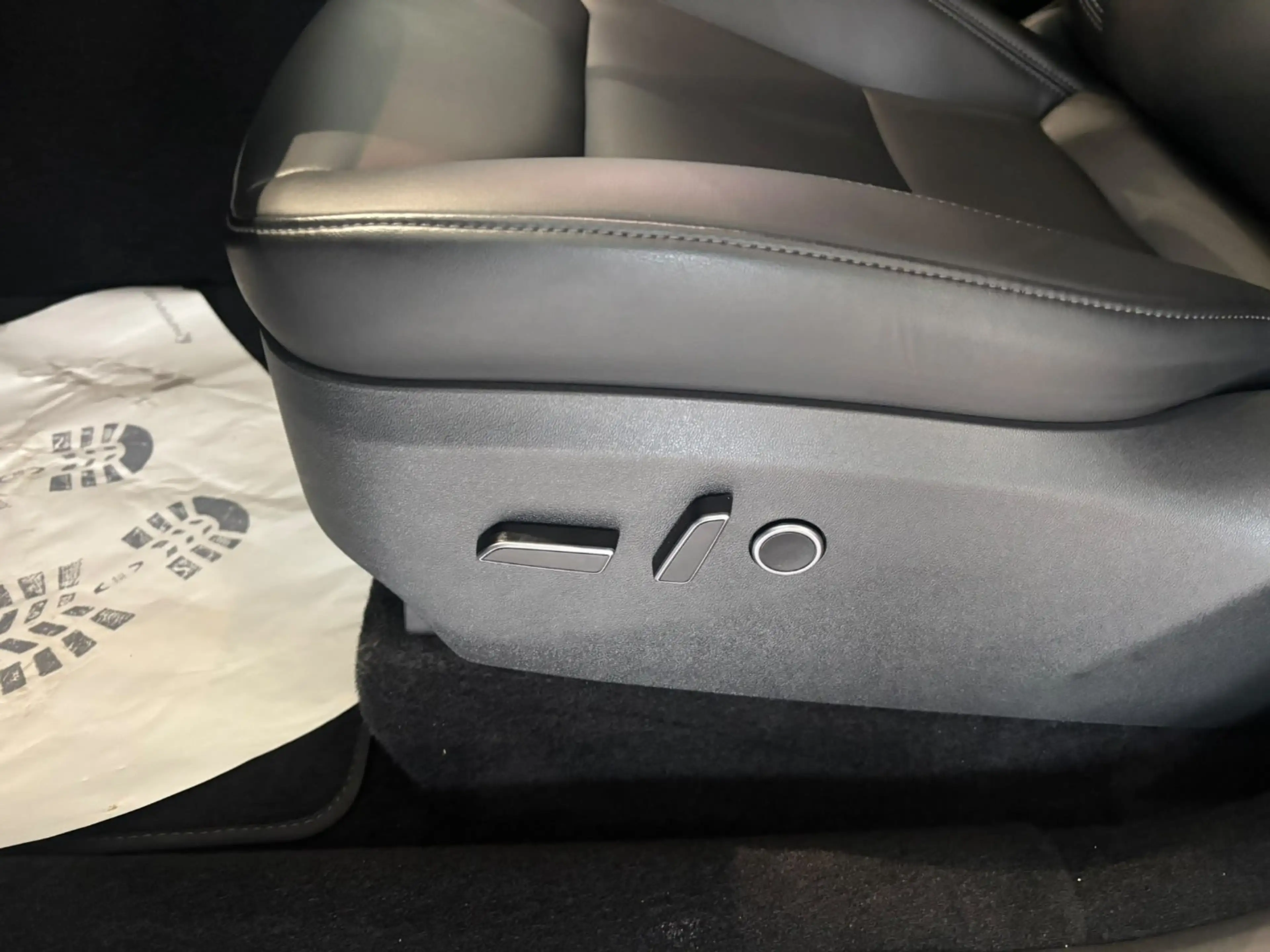 Tesla Model Y Long Range RWD — photo 14