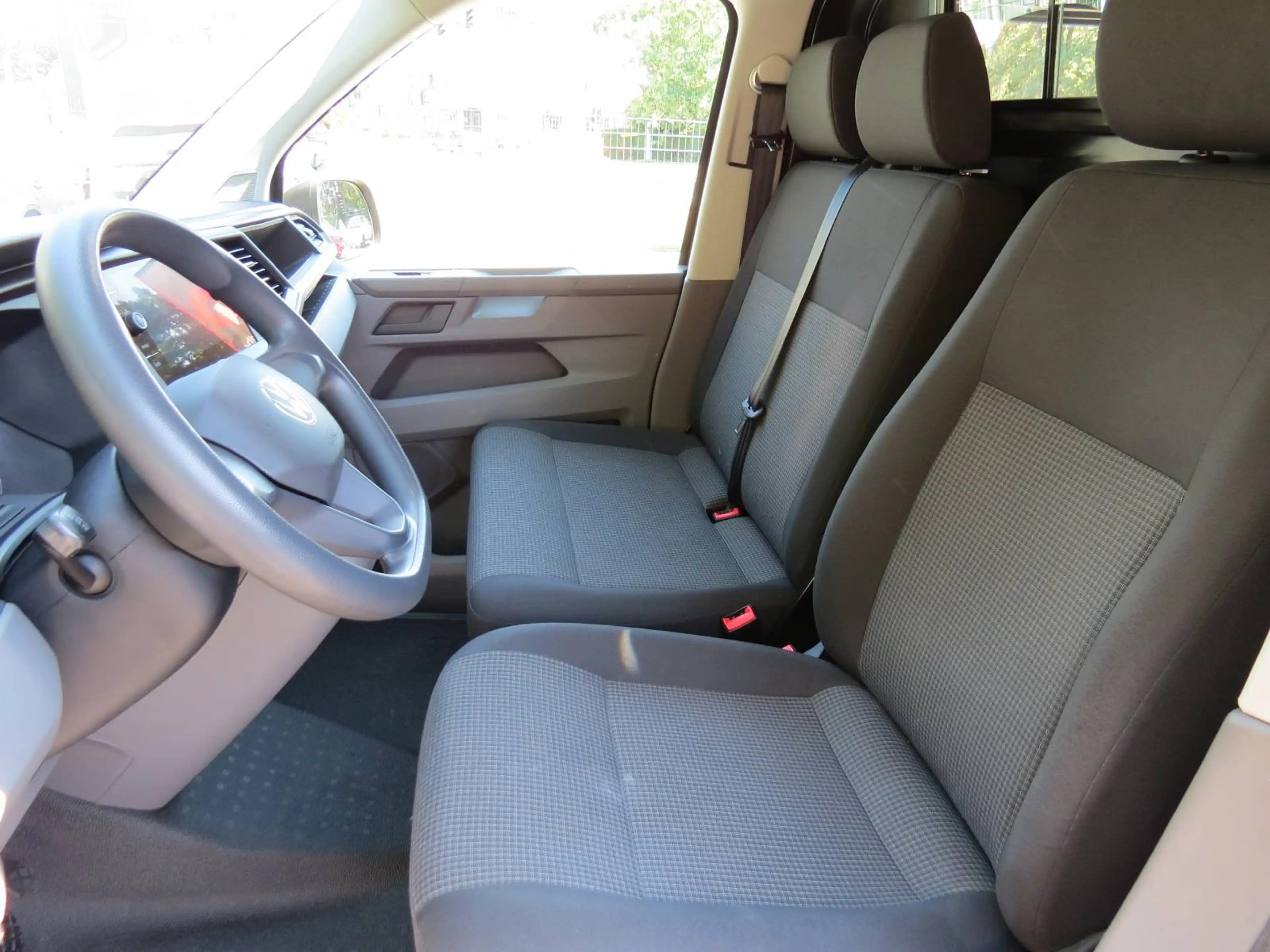 Volkswagen T6.1 Transporter 2.0 TDi SCR BMT Comfortline (EU6d-TEMP) — photo 4