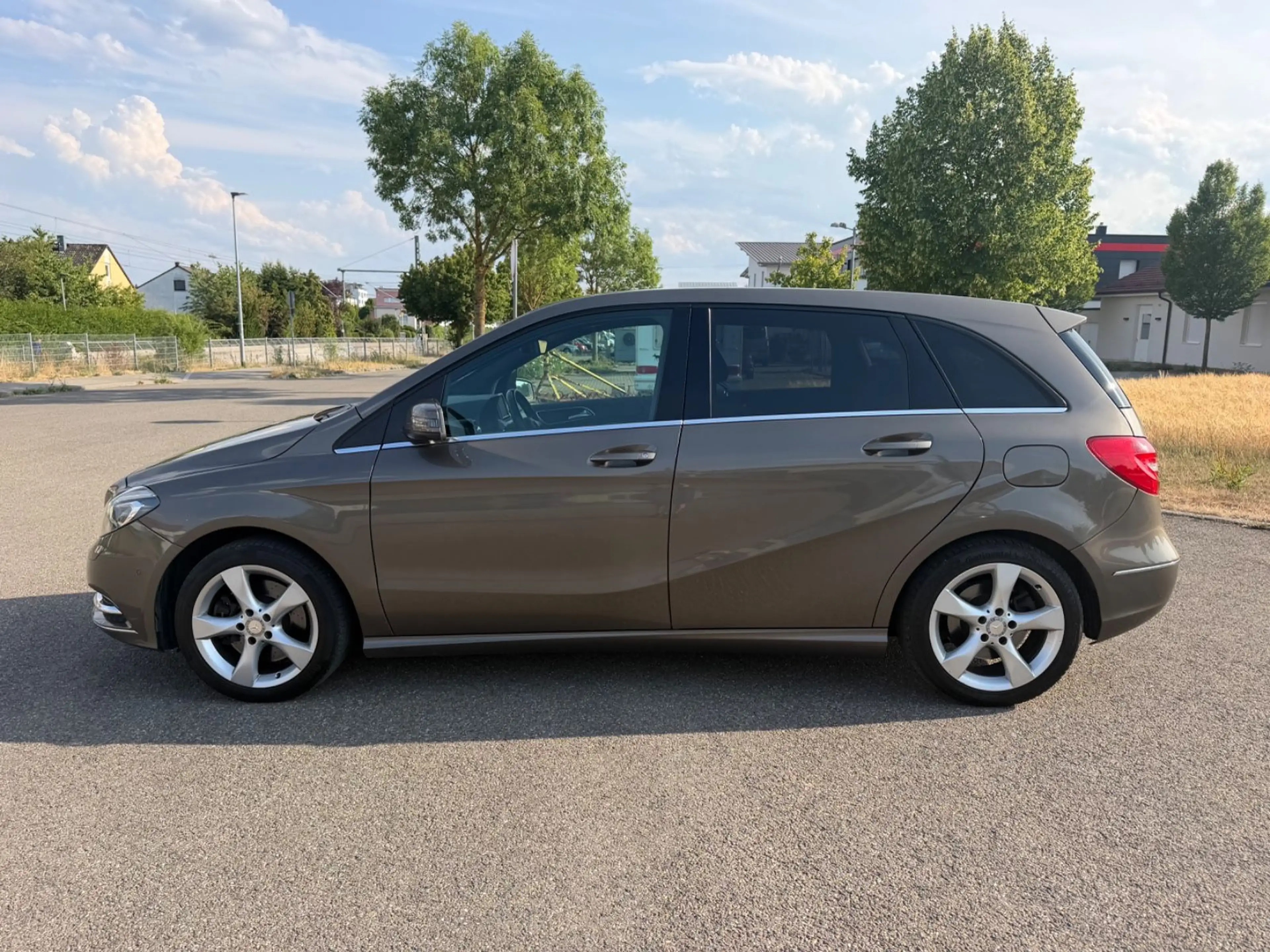 Mercedes-Benz B 220 4Matic*AUTOM*NAVI*LEDER*BI-XEN*RÜCKFAHR* — photo 8