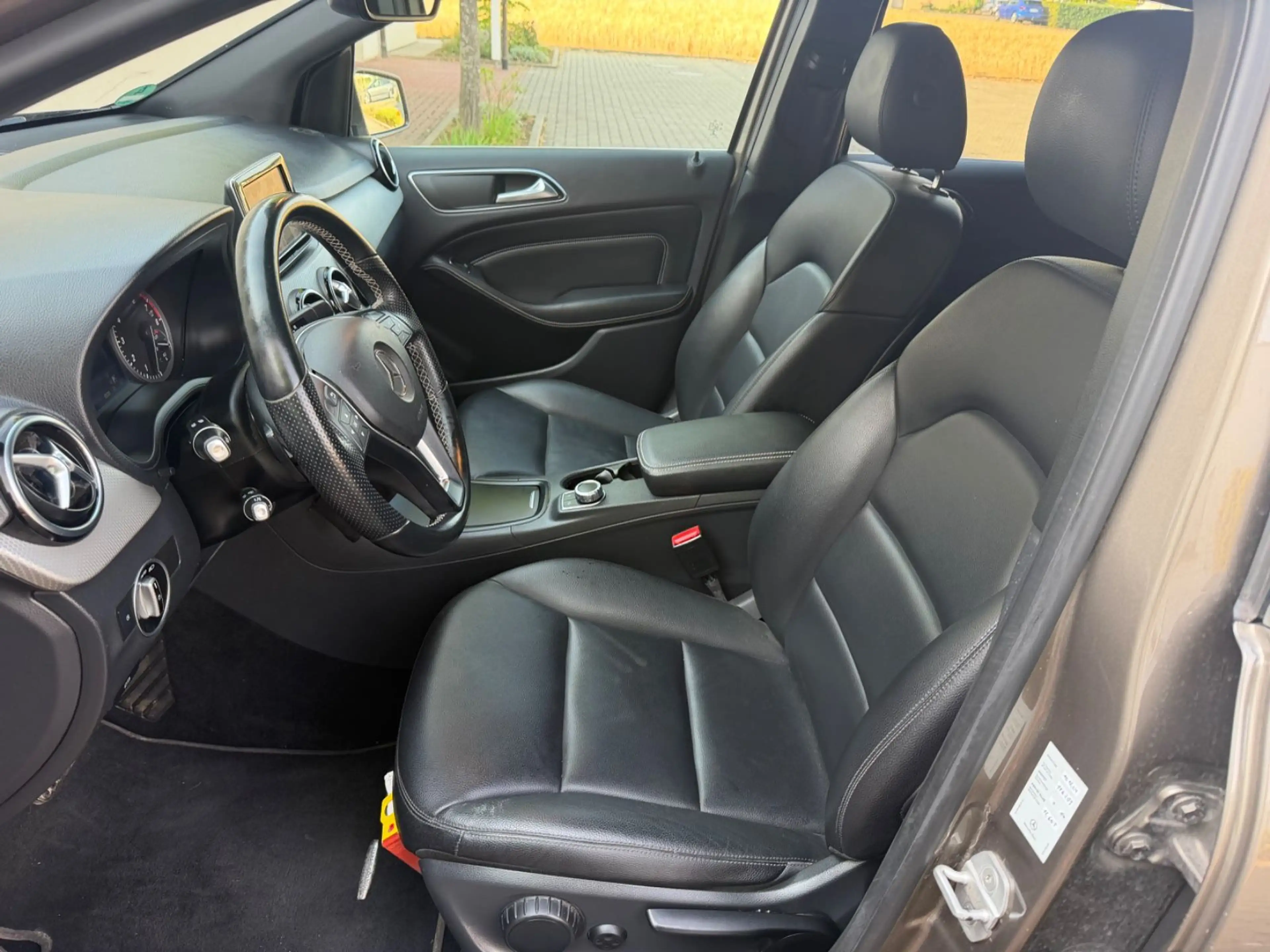 Mercedes-Benz B 220 4Matic*AUTOM*NAVI*LEDER*BI-XEN*RÜCKFAHR* — photo 10
