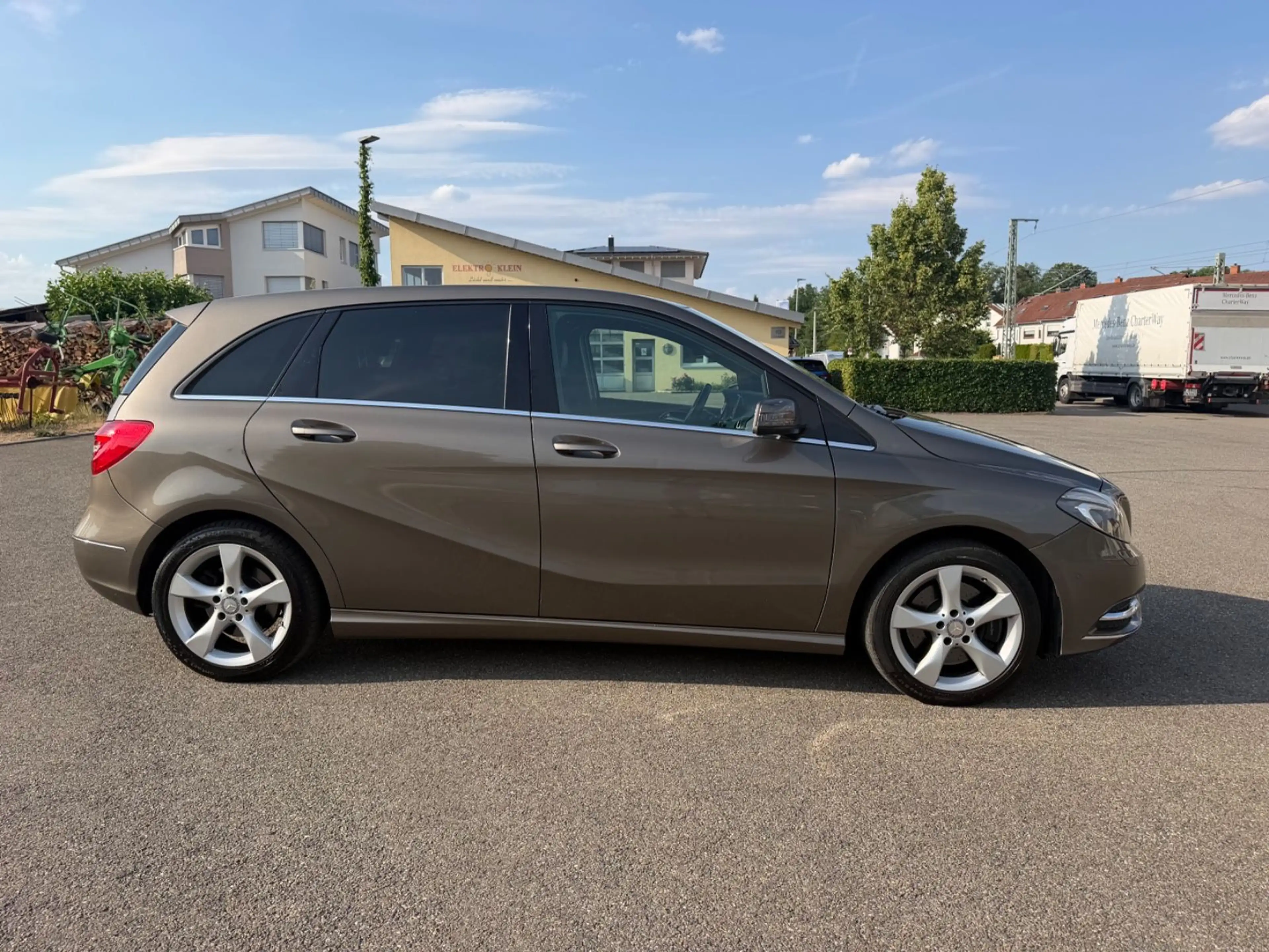 Mercedes-Benz B 220 4Matic*AUTOM*NAVI*LEDER*BI-XEN*RÜCKFAHR* — photo 4
