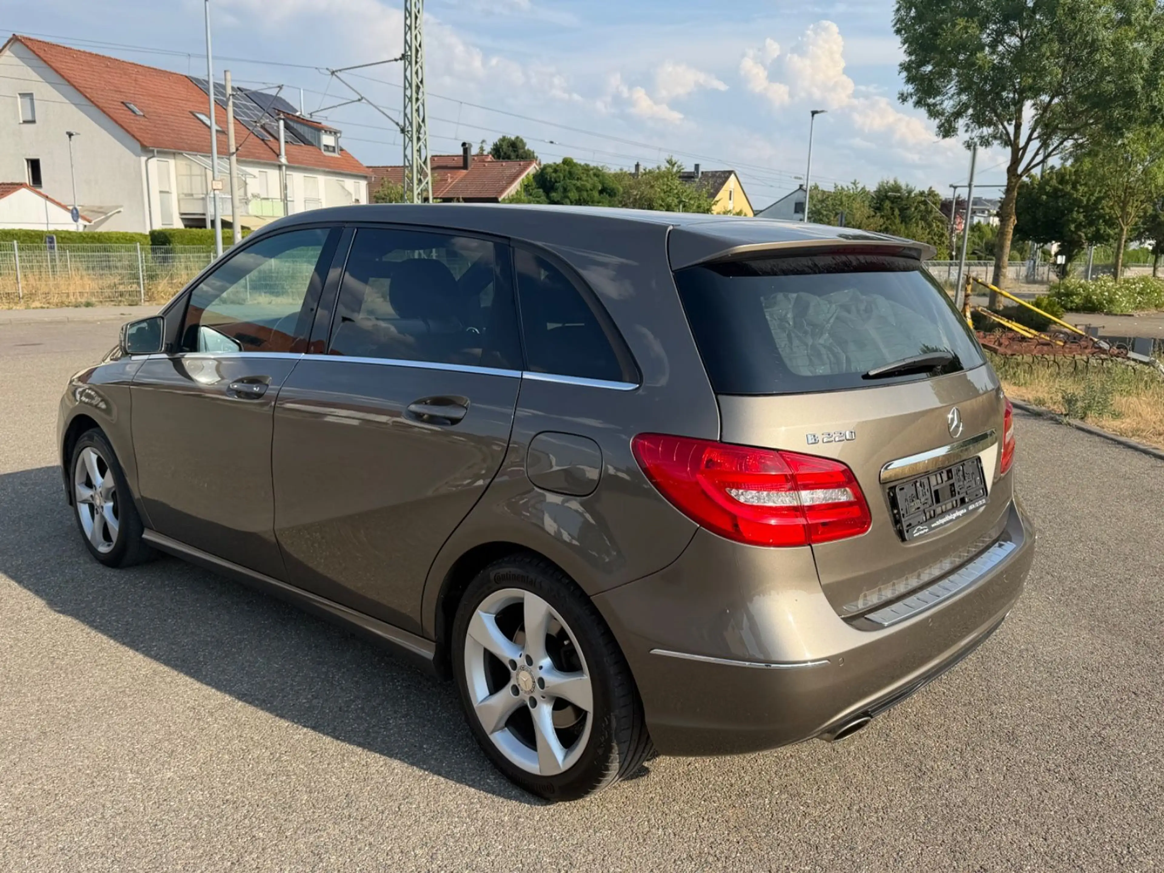 Mercedes-Benz B 220 4Matic*AUTOM*NAVI*LEDER*BI-XEN*RÜCKFAHR* — photo 7