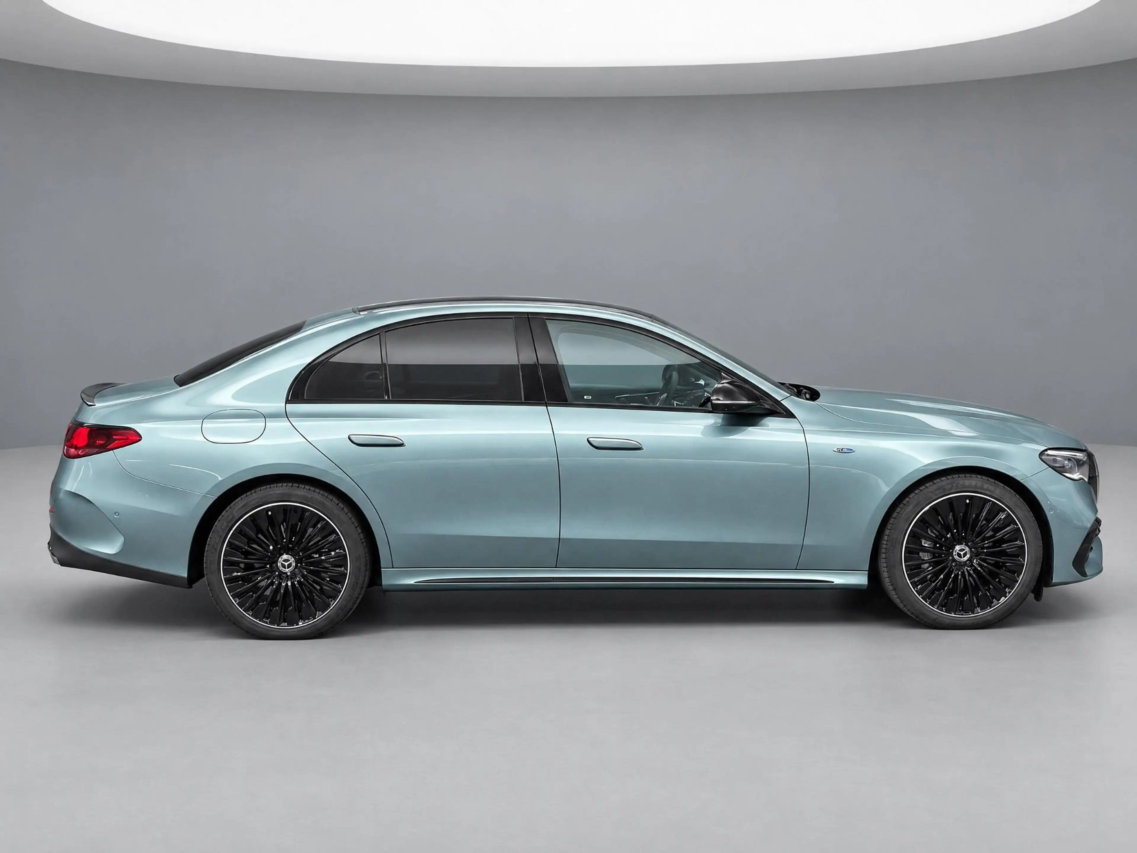 Mercedes-Benz E 300 e Sport Edition — photo 11