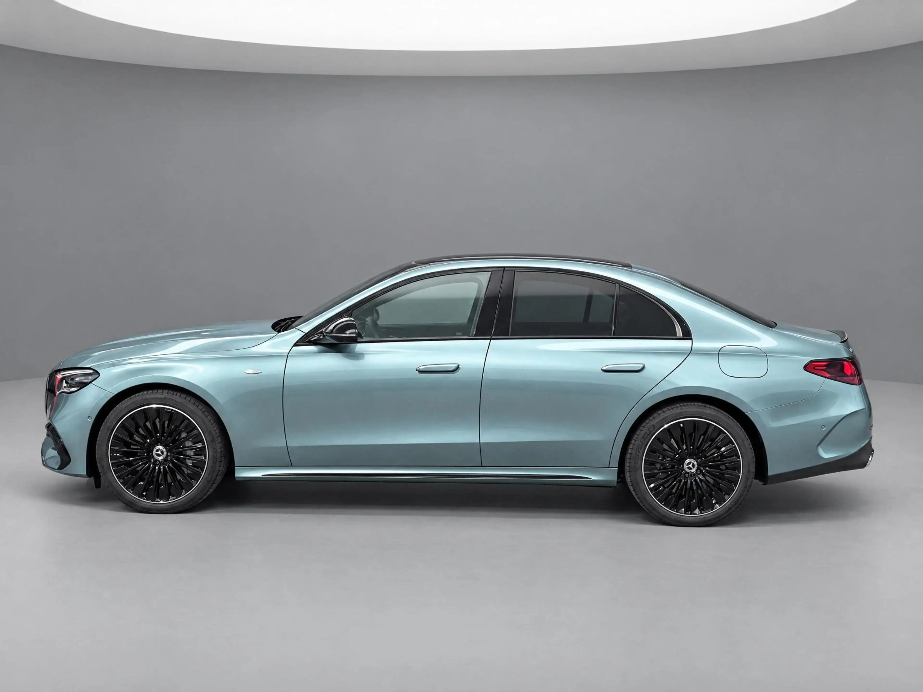 Mercedes-Benz E 300 e Sport Edition — photo 5