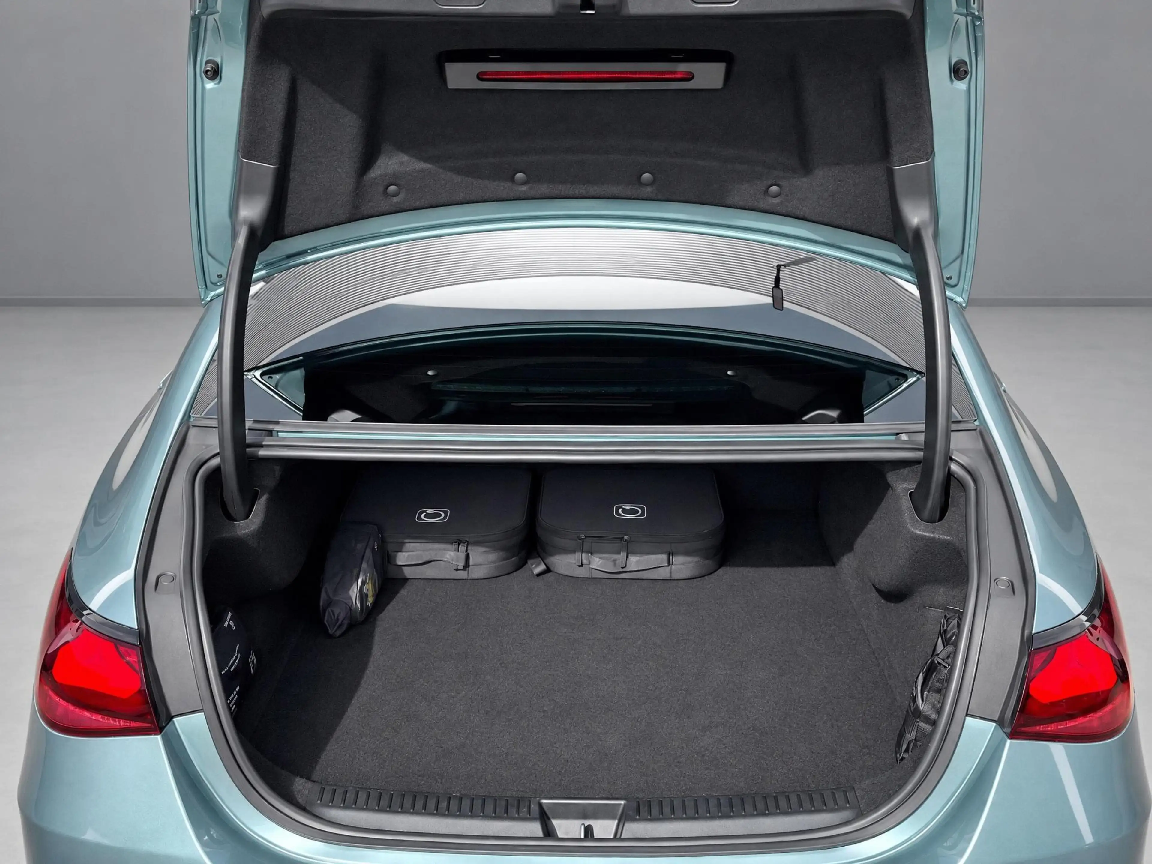 Mercedes-Benz E 300 e Sport Edition — photo 8