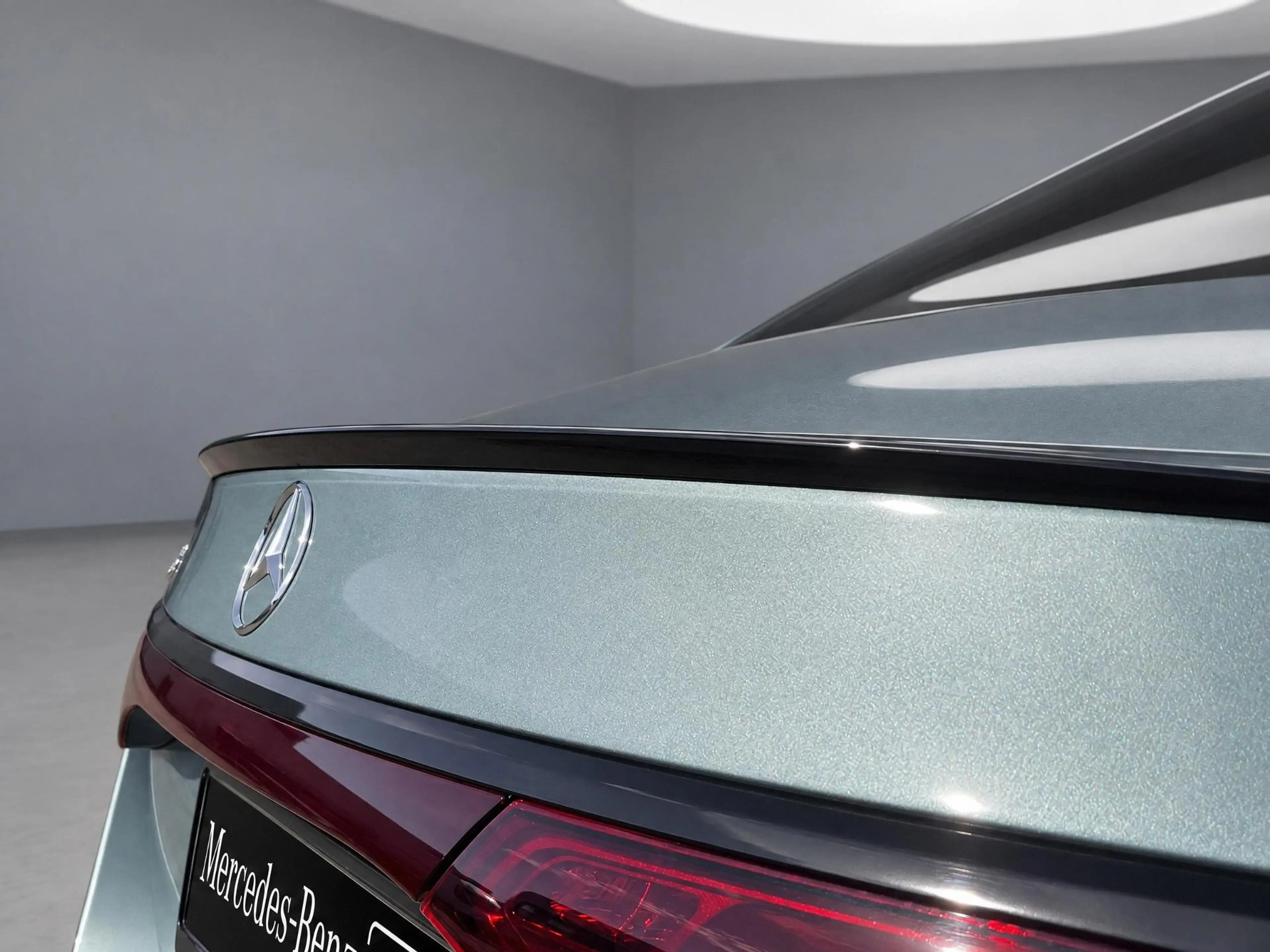 Mercedes-Benz E 300 e Sport Edition — photo 9
