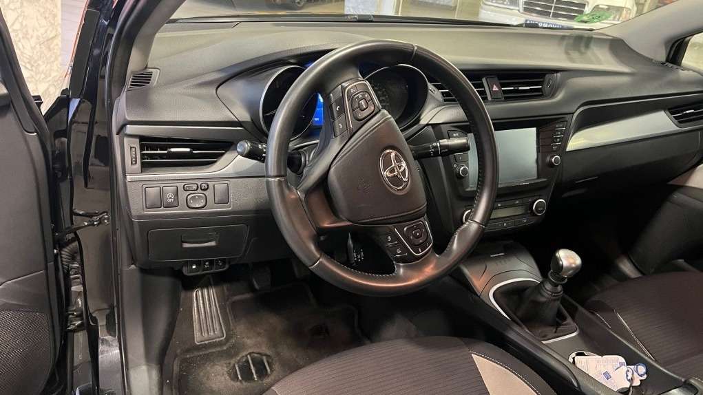Toyota Avensis 150D Executive - foto 1