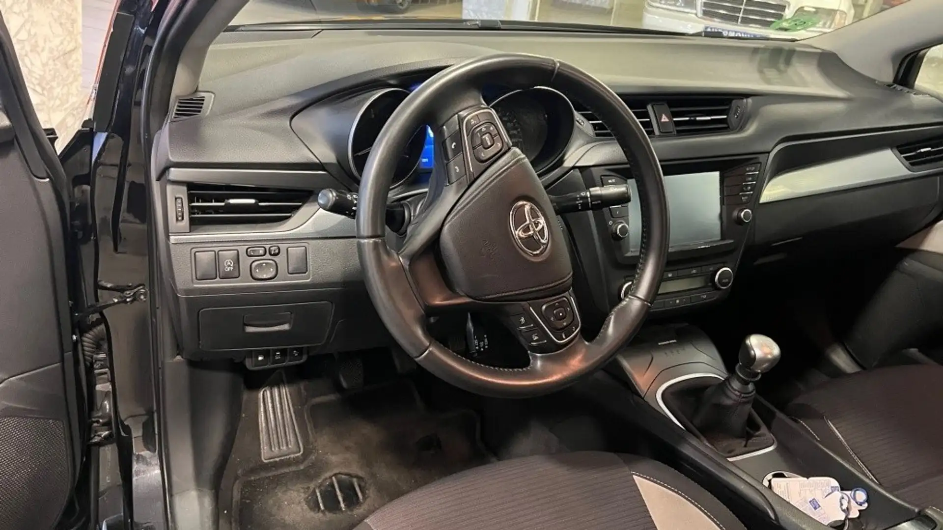 Toyota Avensis 150D Executive crna - 1
