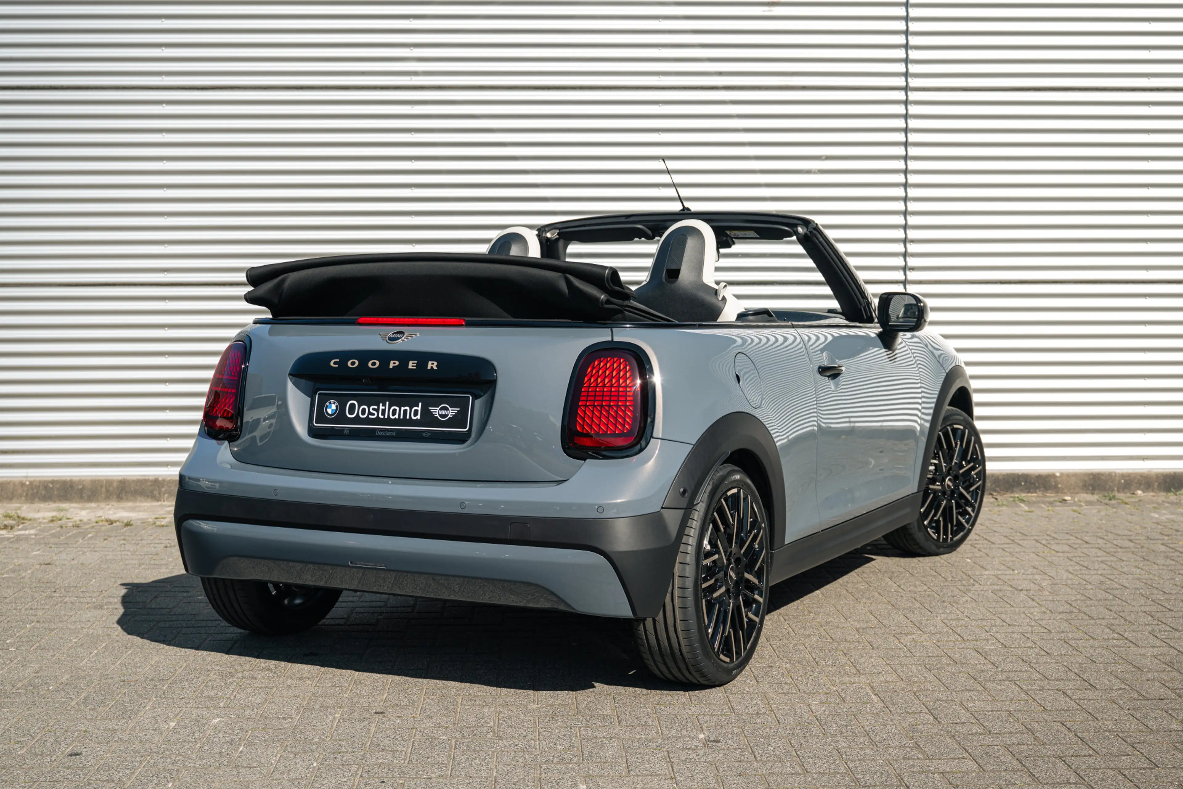 MINI Cooper C Cabrio Automaat / Favoured / Pakket S / 18" Night Flash S — photo 2