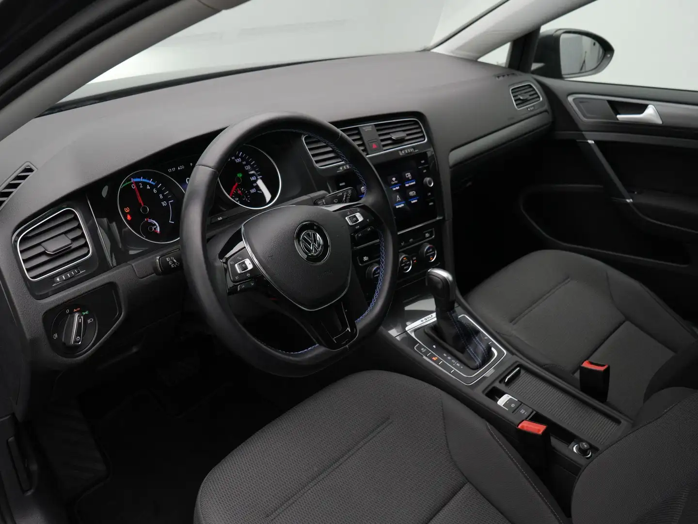 Volkswagen e-Golf E-DITION 136 pk | Warmtepomp | Navigatie | Achteru Grijs - 2