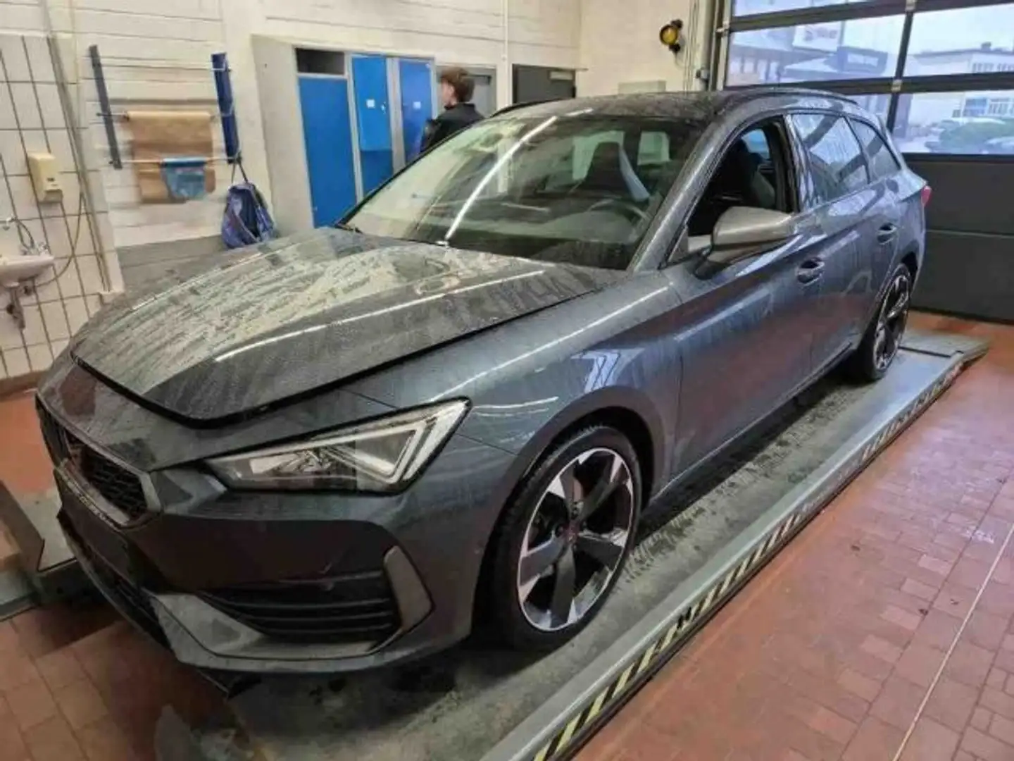 CUPRA Leon ST 1.5 eTSI DSG LED+ACC+NAV+APP+SHZ+RFK+PDC Grau - 2