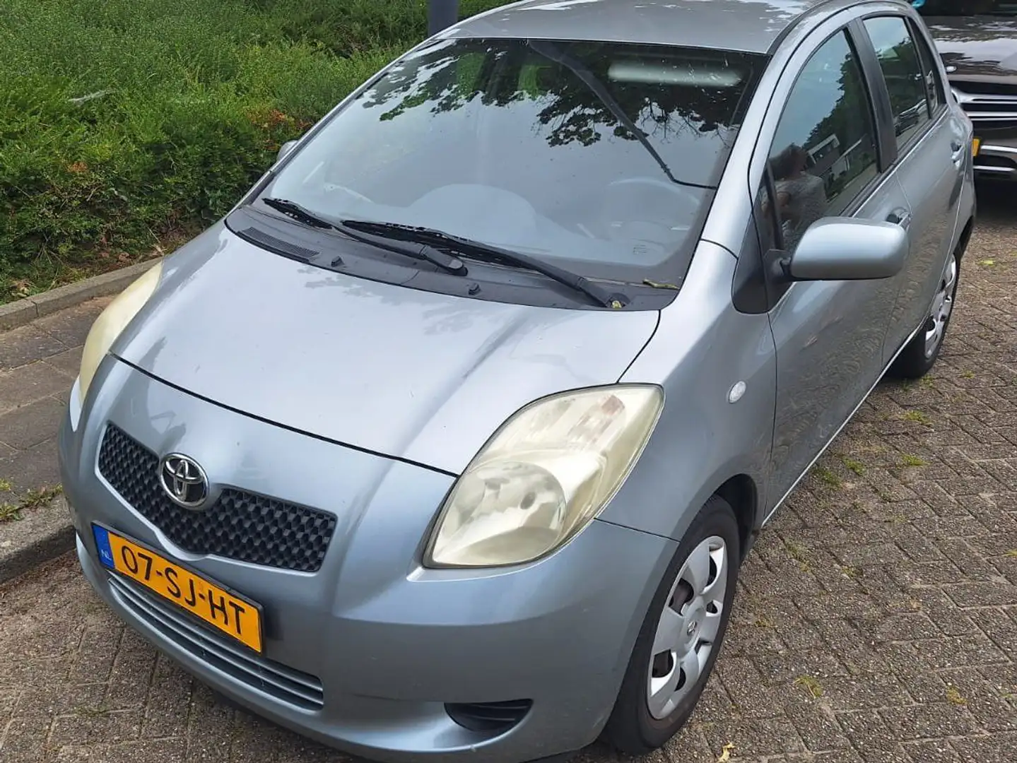 Toyota Yaris Yaris 1.3 16v VVT-i Linea Sol Grijs - 2
