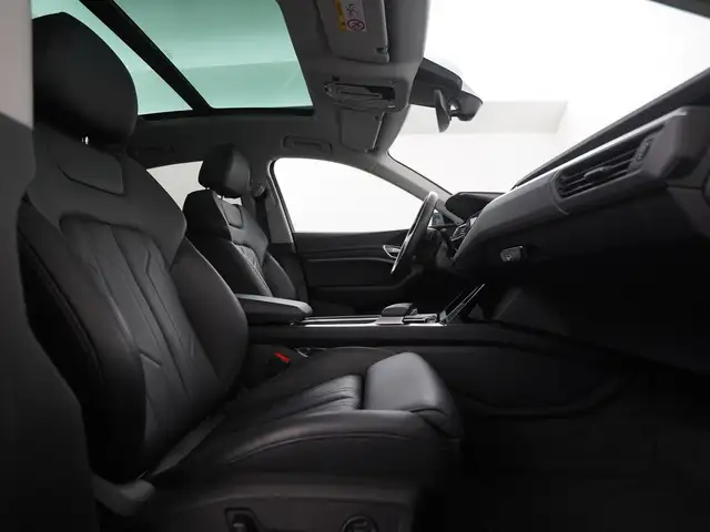 Audi e-tron view 3