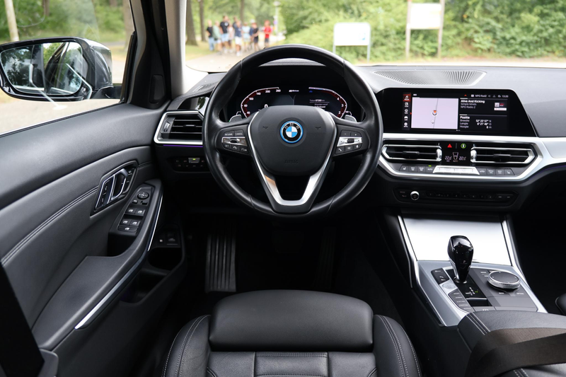 BMW 330 3-serie Touring 330e xDrive High Executive Luxury — photo 22