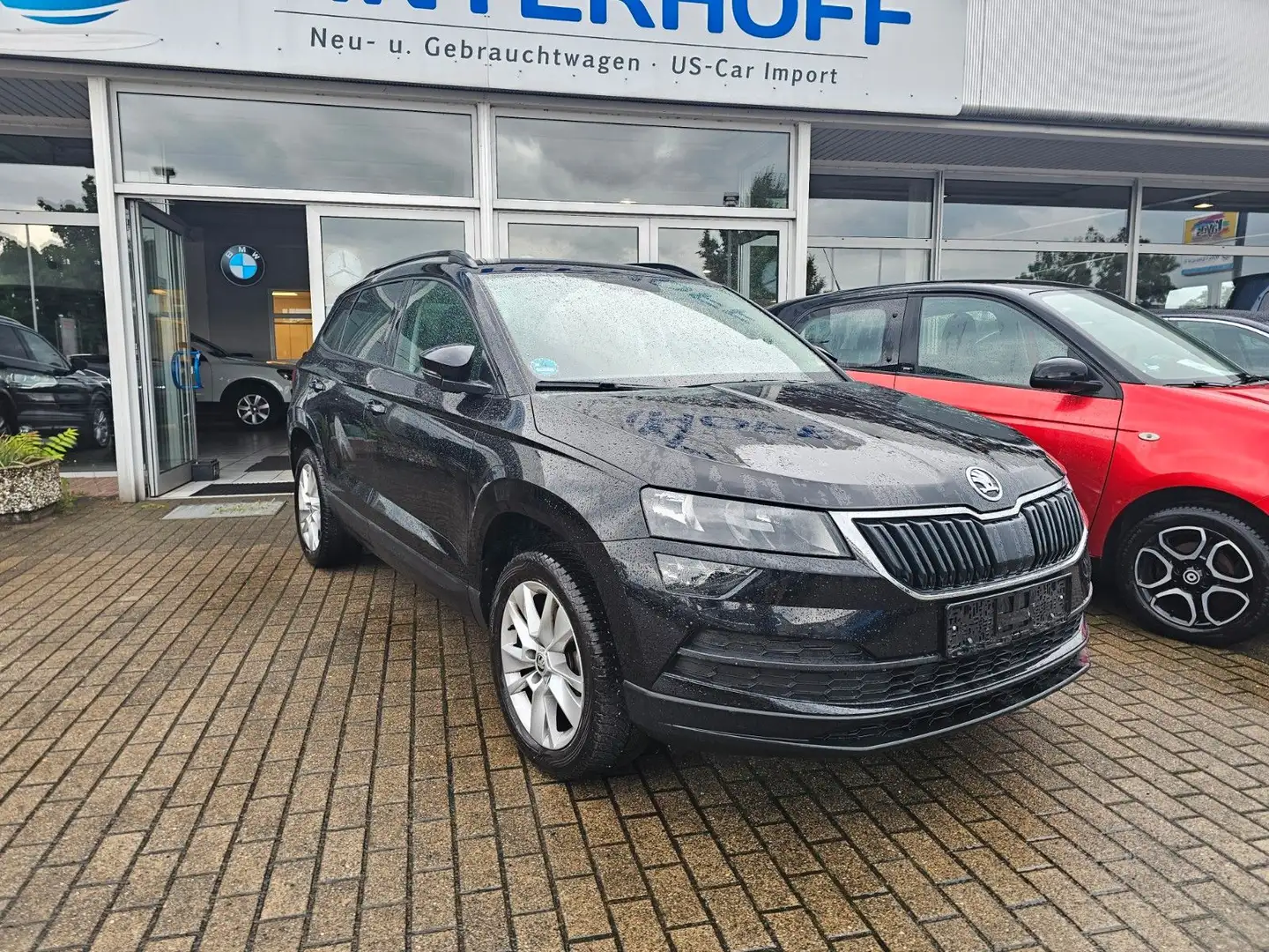 Skoda Karoq Tour+AHK+APP+Navi+Tempomat+SHZ+LHZ Schwarz - 1