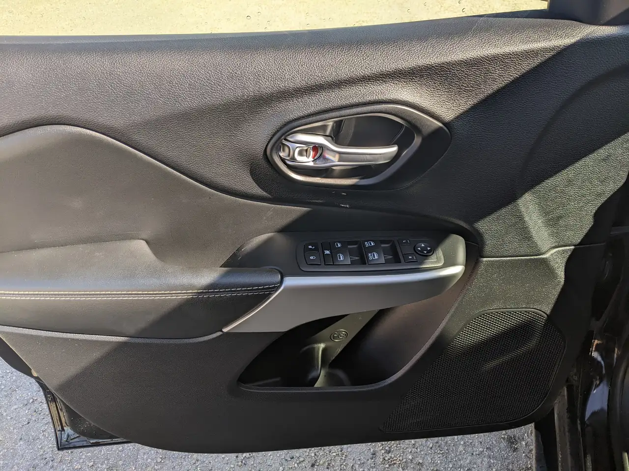 Jeep Cherokee снимка Jeep Cherokee