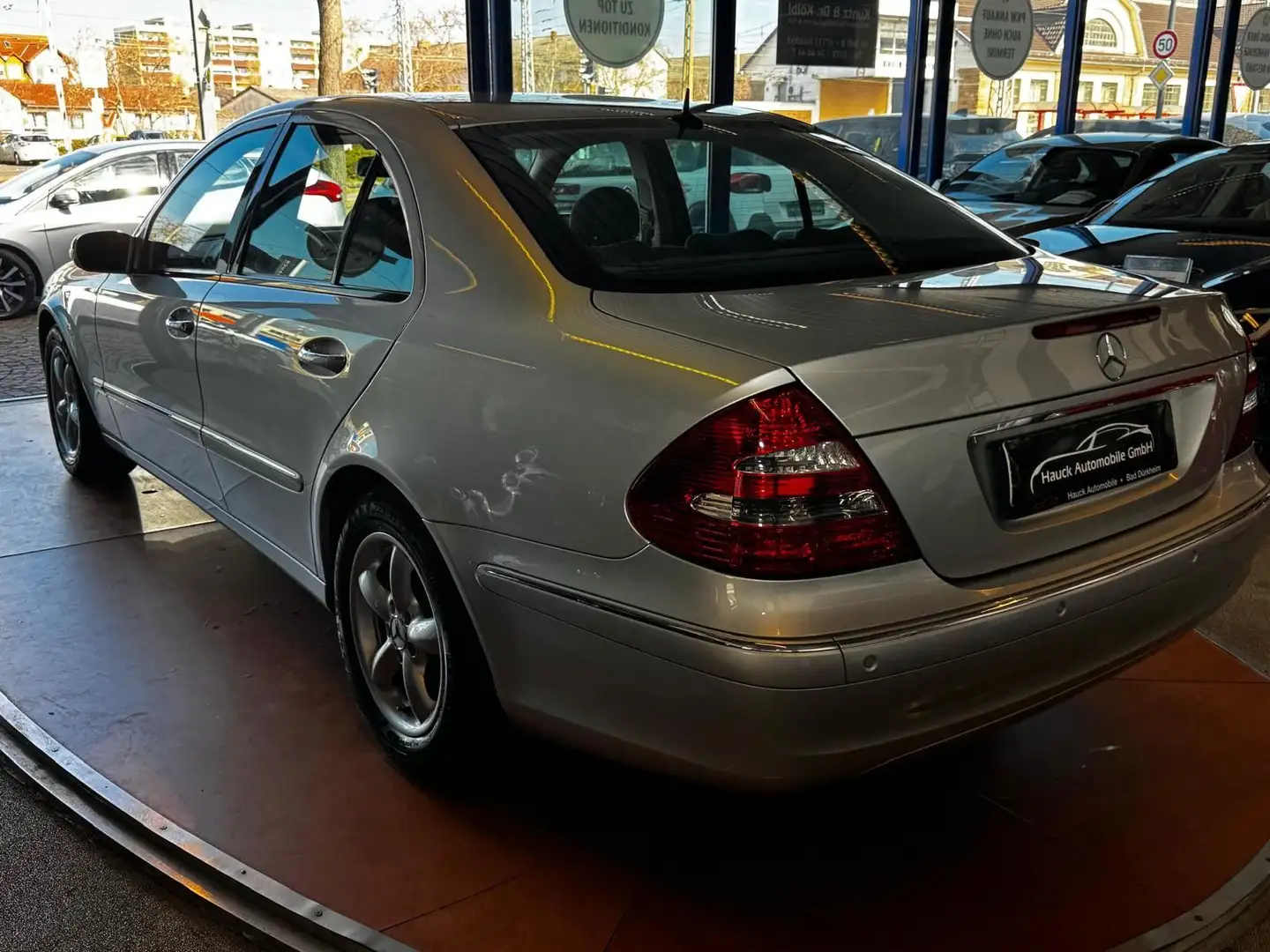 Mercedes-Benz E 240 HARMAN K.Standh.//XENON/AUTOM/PDC/TEMPO Silber - 2