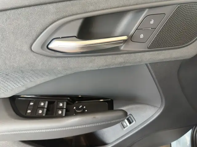 Audi Q3 view 8