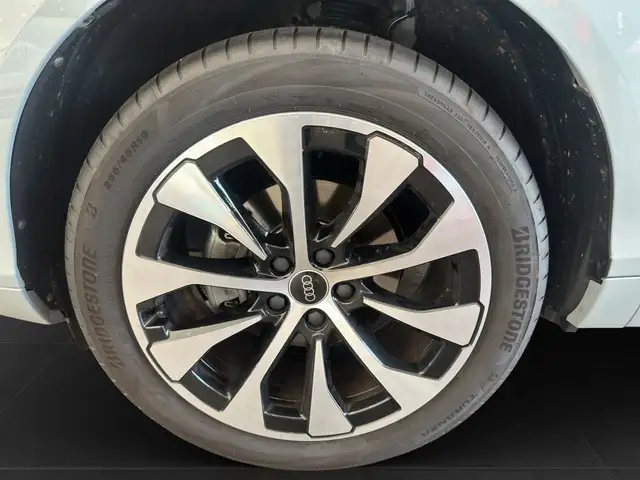 Audi Q3 view 7
