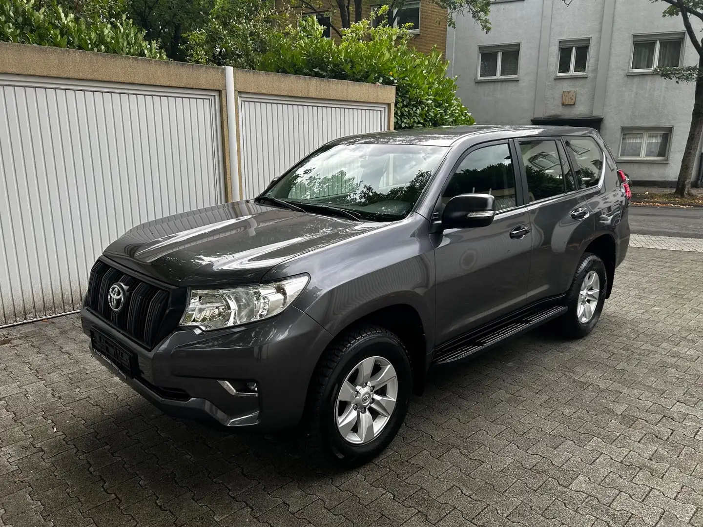 Toyota Land Cruiser 2.8 Automatik Navi Kam netto 41.000€ Gris - 1