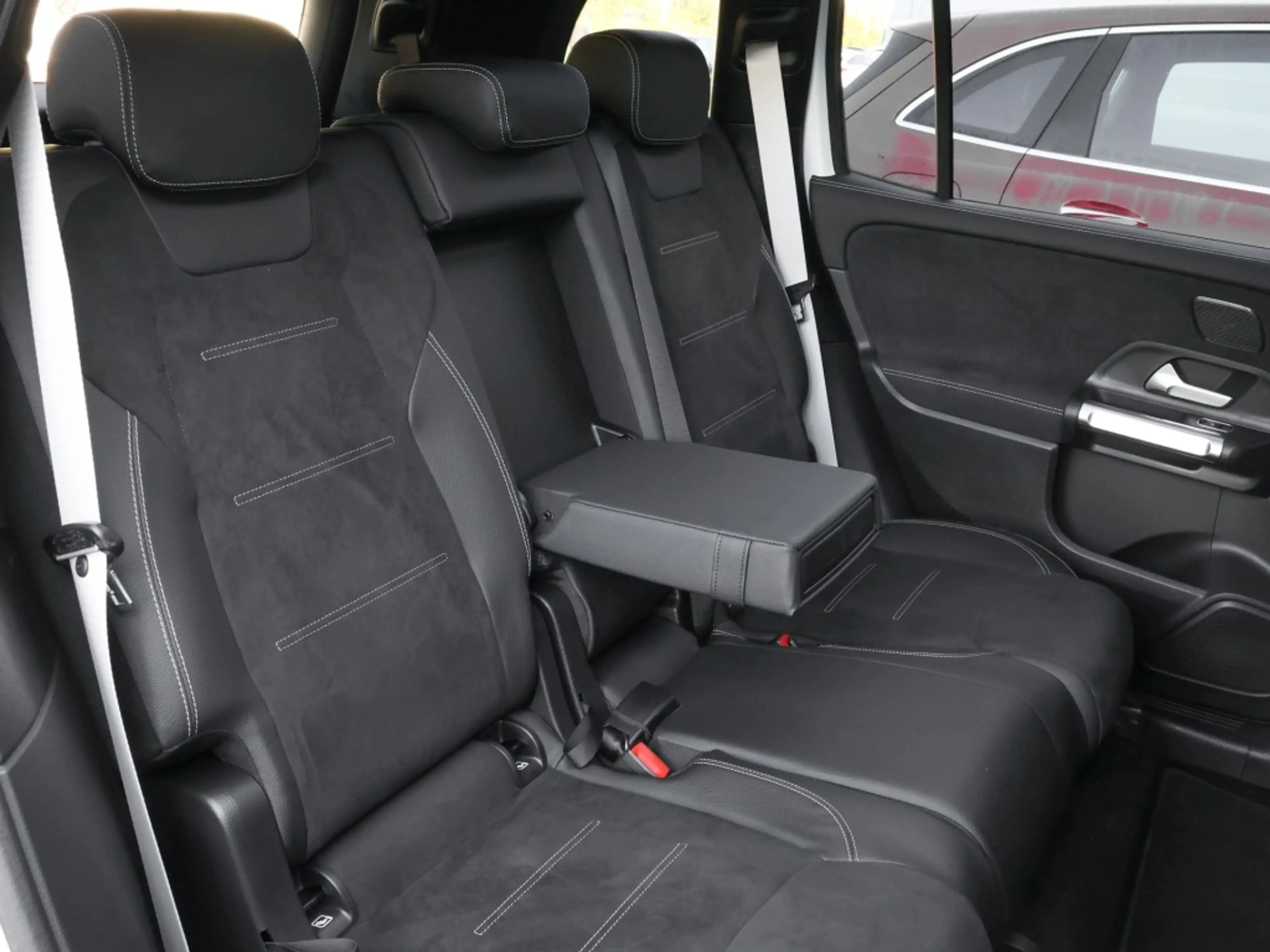 Mercedes-Benz GLB 250 4M AMG-Sport/Pano/AHK/360/7Sitze/MBeam — photo 5