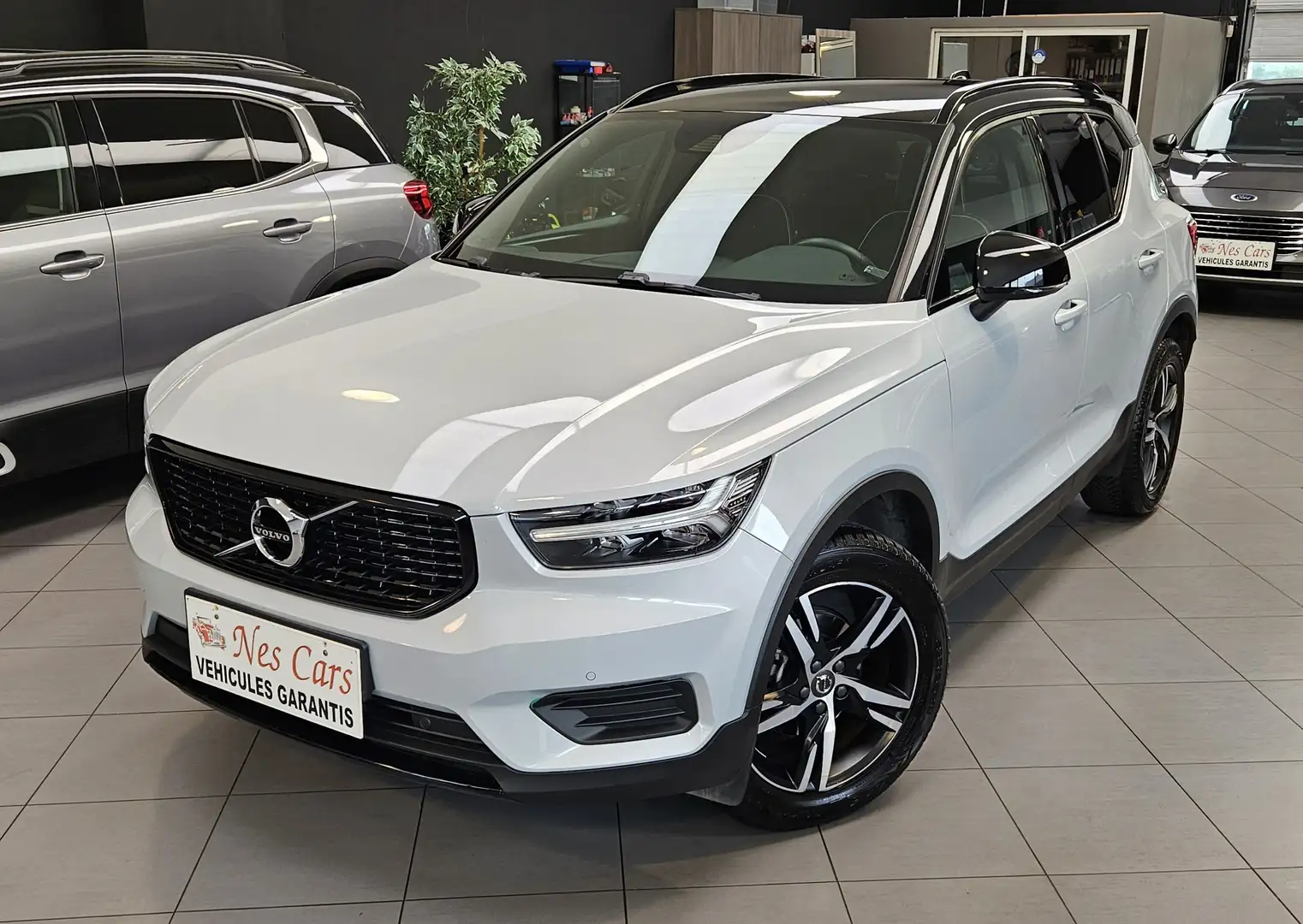 Volvo XC40 1.5 T3 R-DESIGN AUTO,CUIR,GPS,CAMERA,LED,GAR 1 AN Wit - 1
