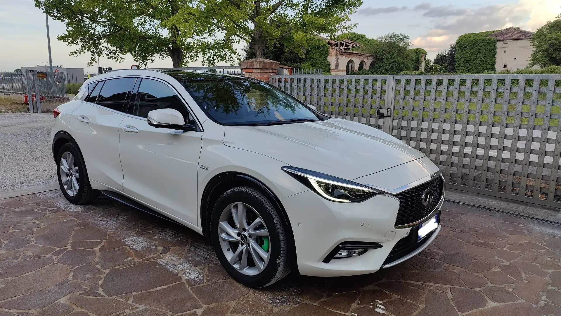 Infiniti Q30 2.2d Premium Tech 170cv dct Bianco - 1