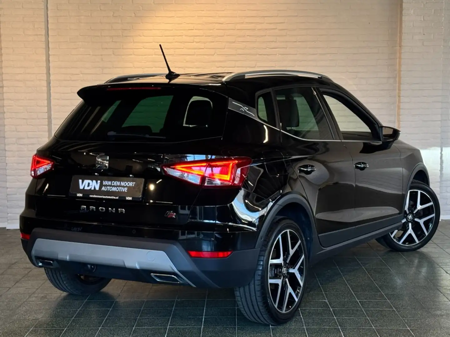 SEAT Arona 1.0 TSI FR Business Intense 110pk Camera Trekhaak Zwart - 2