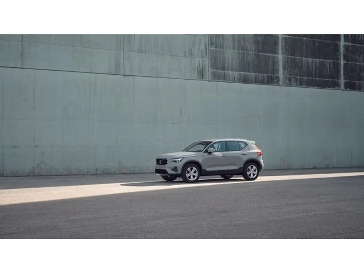 Volvo XC40 B3 Core Aut. Gris - 1
