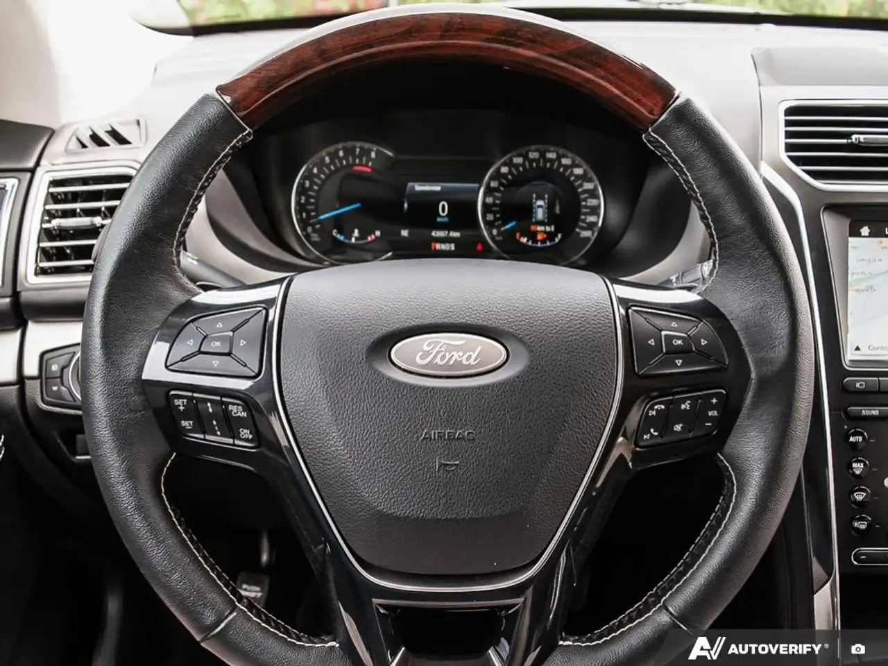 Ford Explorer photo Ford Explorer