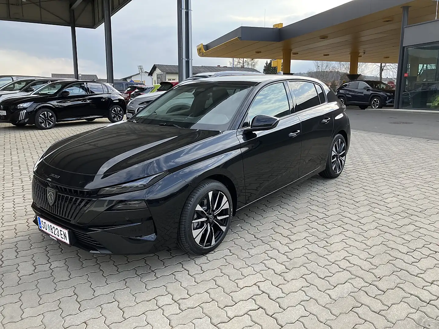 Peugeot 308 Hybrid 145 e-DSC6 Allure Schwarz - 1