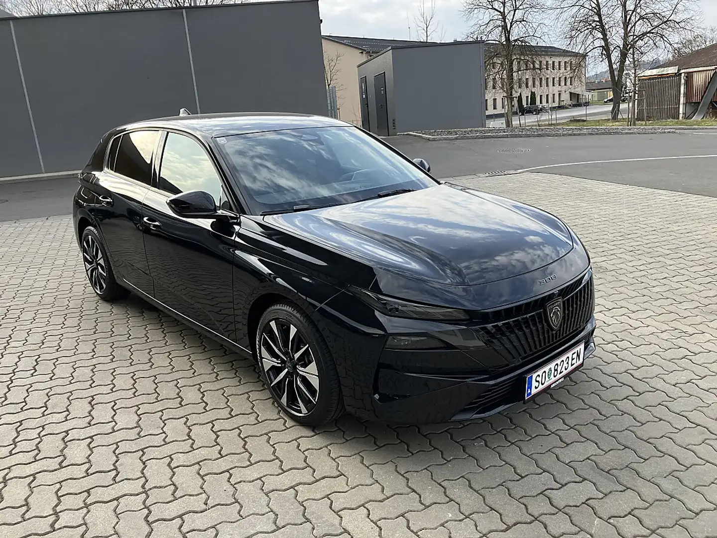 Peugeot 308 Hybrid 145 e-DSC6 Allure Schwarz - 2