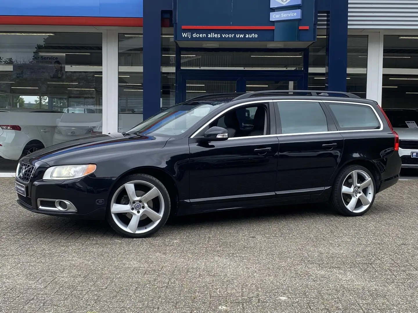 Volvo V70 2.0 Summum / Automaat / NL-Auto / Dealer-Onderhoud Zwart - 2