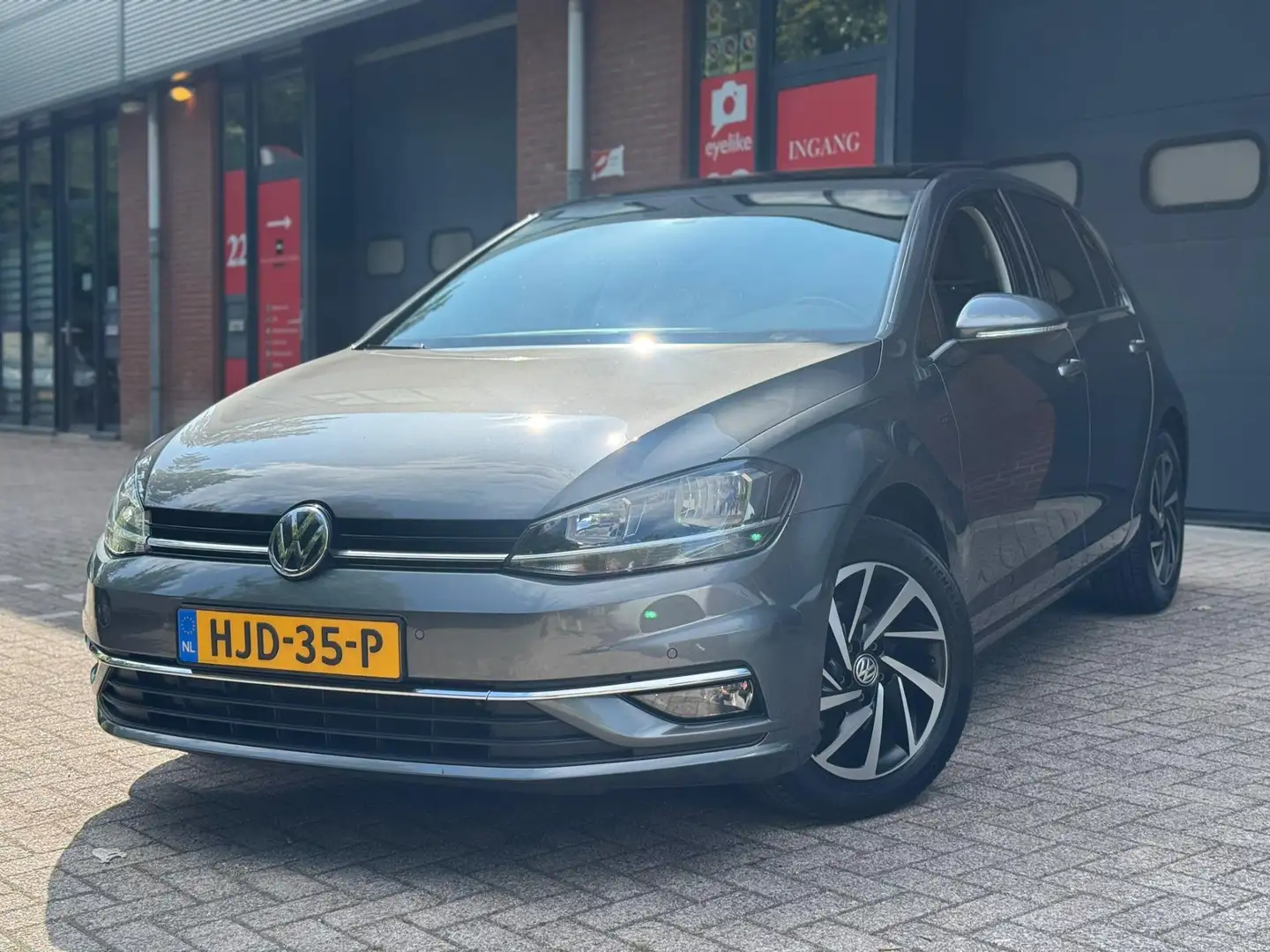Volkswagen Golf 1.0 TSI Edition/Elek.pakket/Pano/DSG/NAP/APK/Virtu Grijs - 2