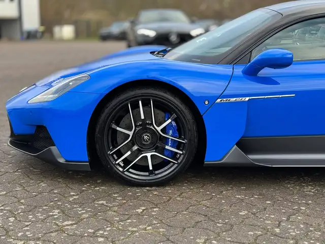 Maserati MC20 view 5
