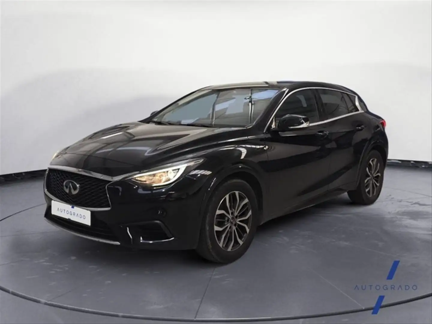 Infiniti Q30 1.5D PREMIUM Schwarz - 1
