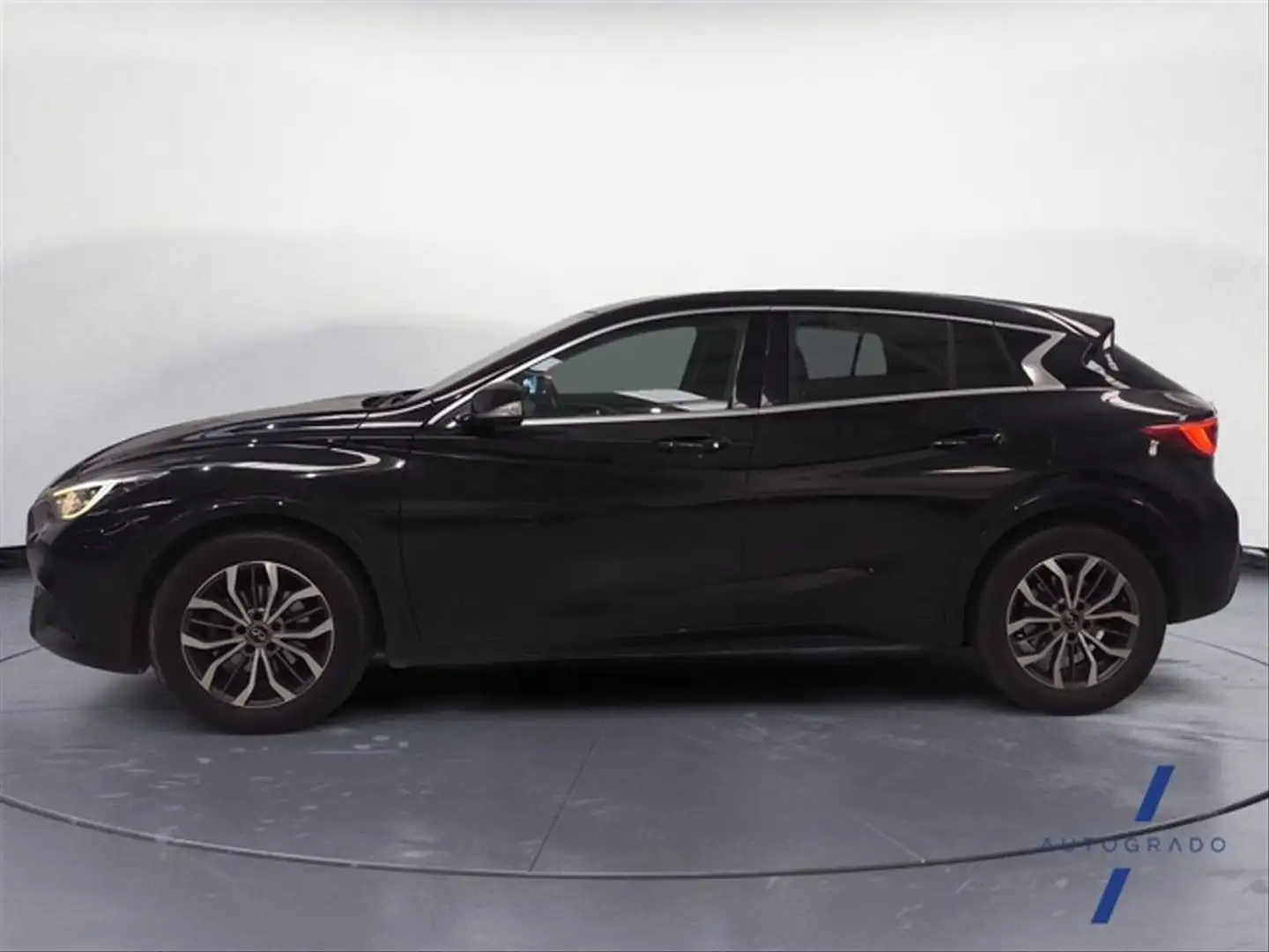 Infiniti Q30 1.5D PREMIUM Schwarz - 2