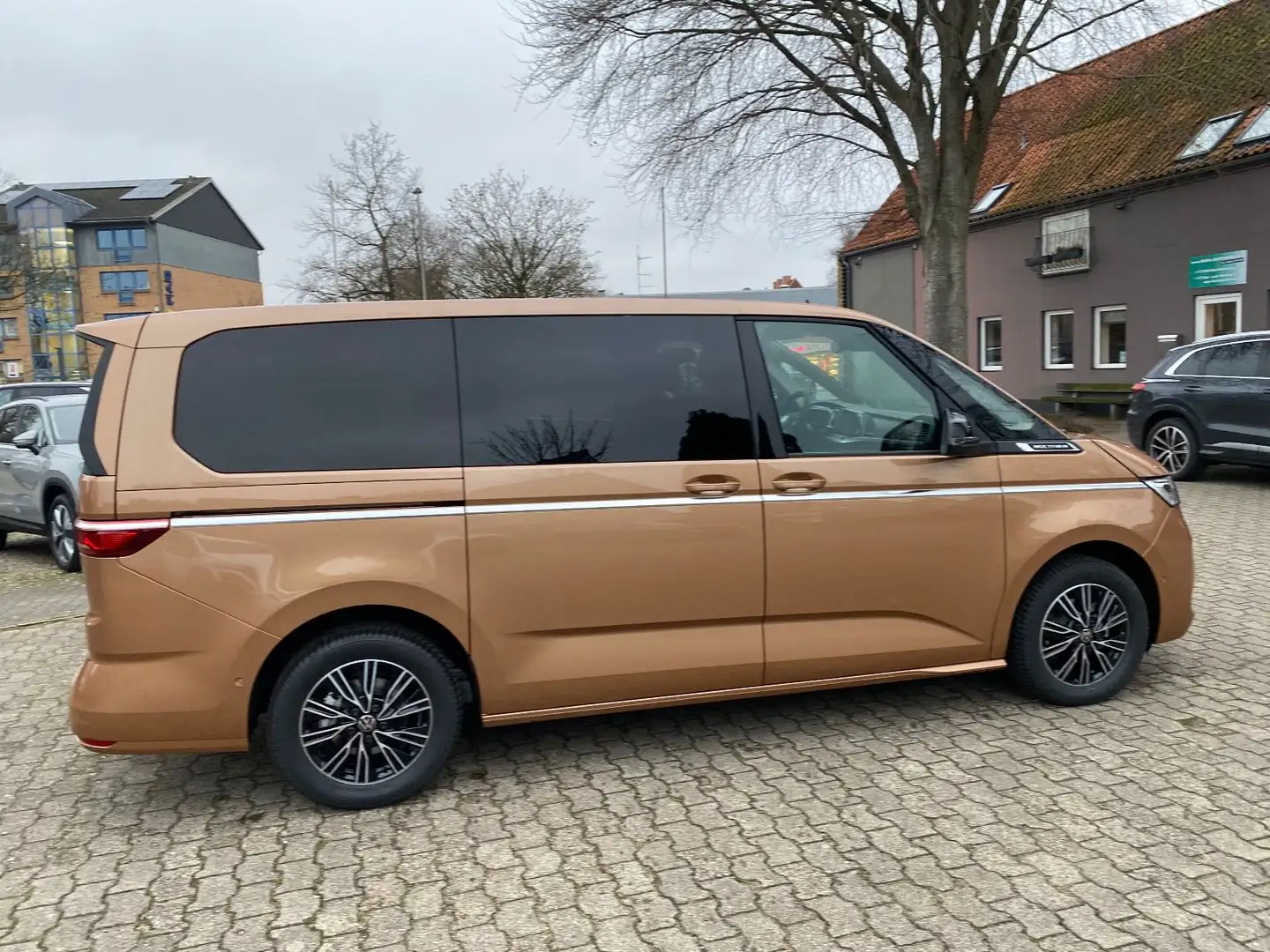 Volkswagen T7 Multivan 2,0 TDI Style lang IQ Kamera AHK Braun - 2