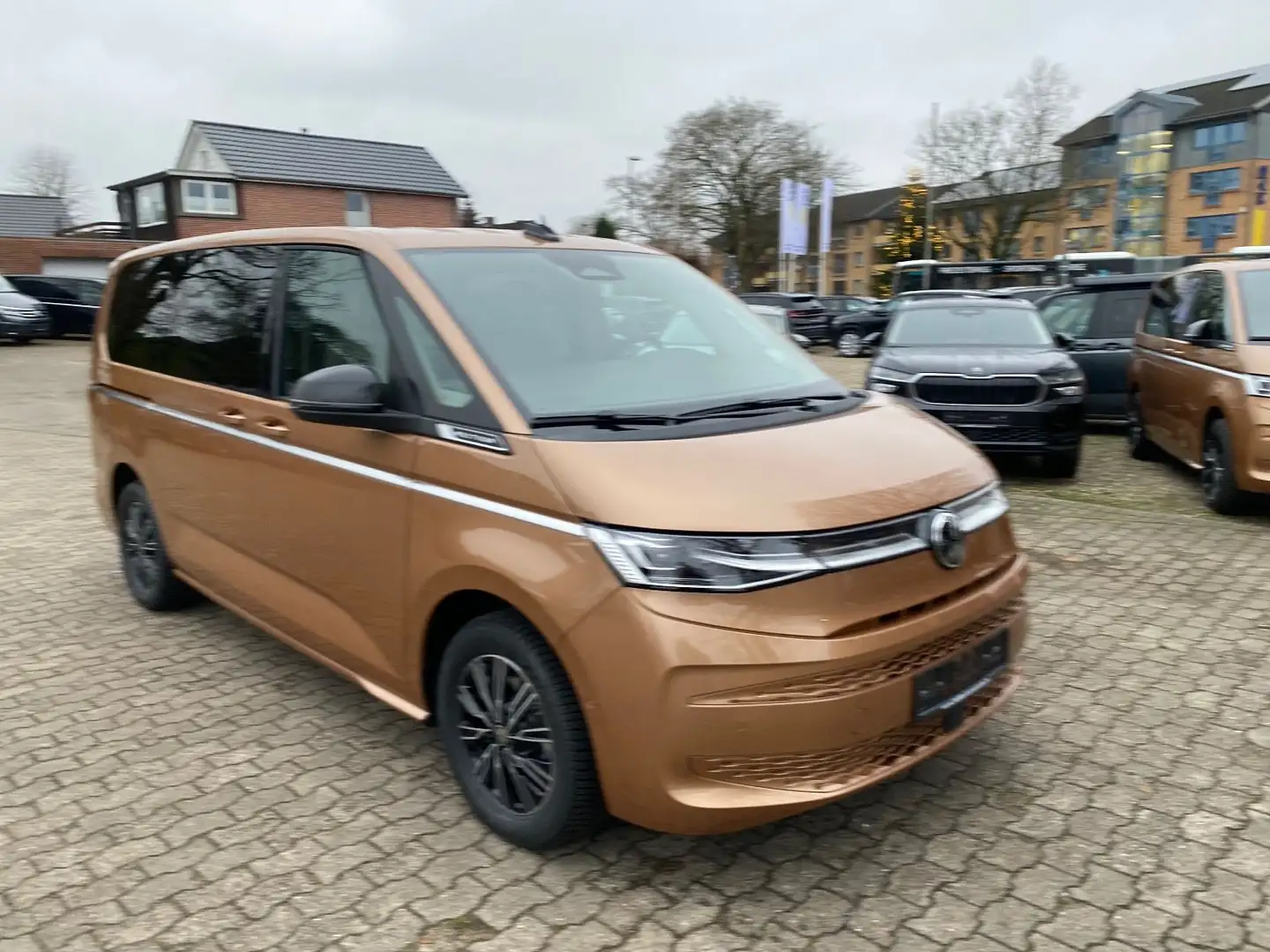 Volkswagen T7 Multivan 2,0 TDI Style lang IQ Kamera AHK Braun - 1