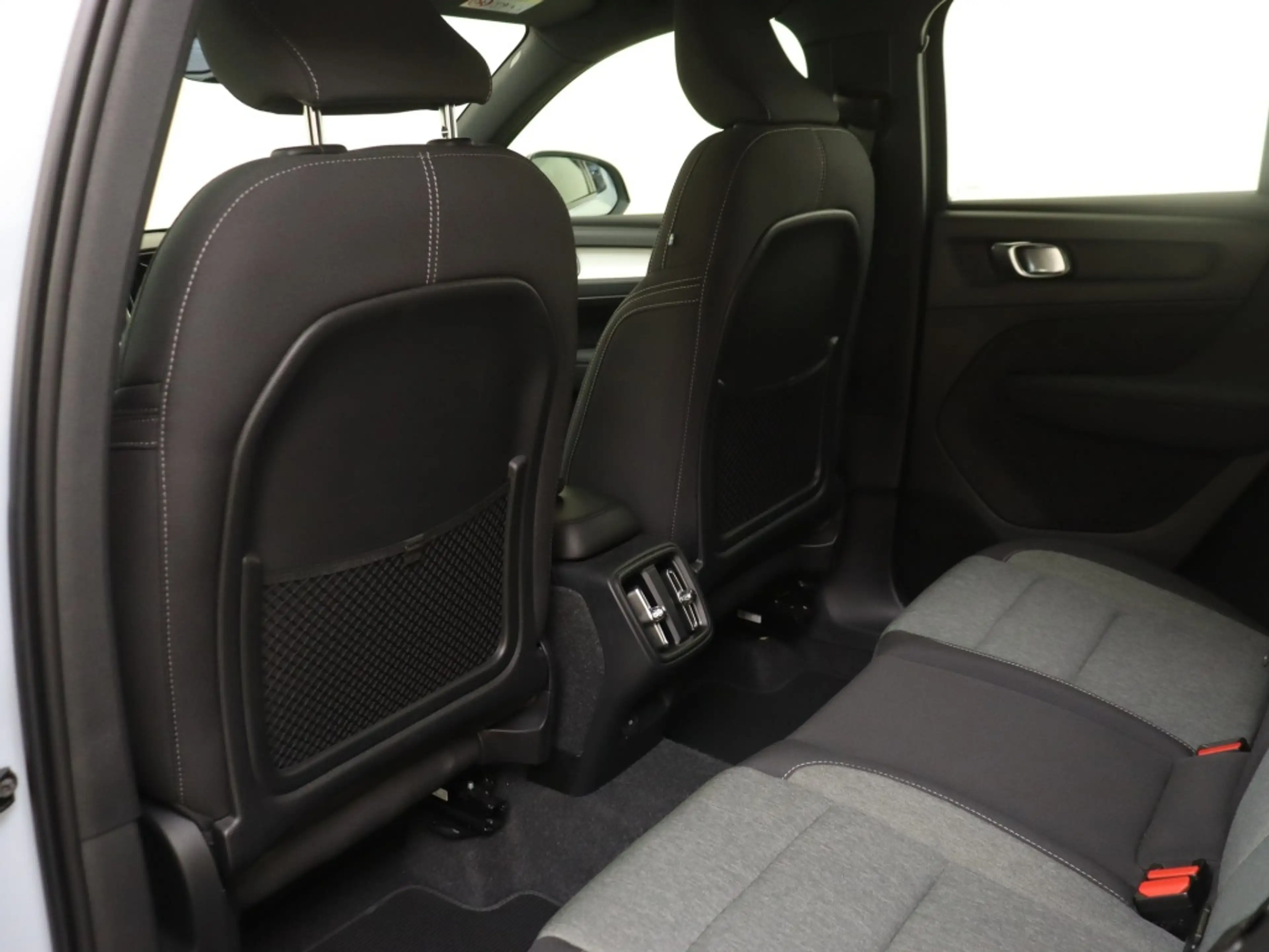 Volvo XC40 B4 Plus Dark | Trekhaak | Harman/Kardon | — photo 9