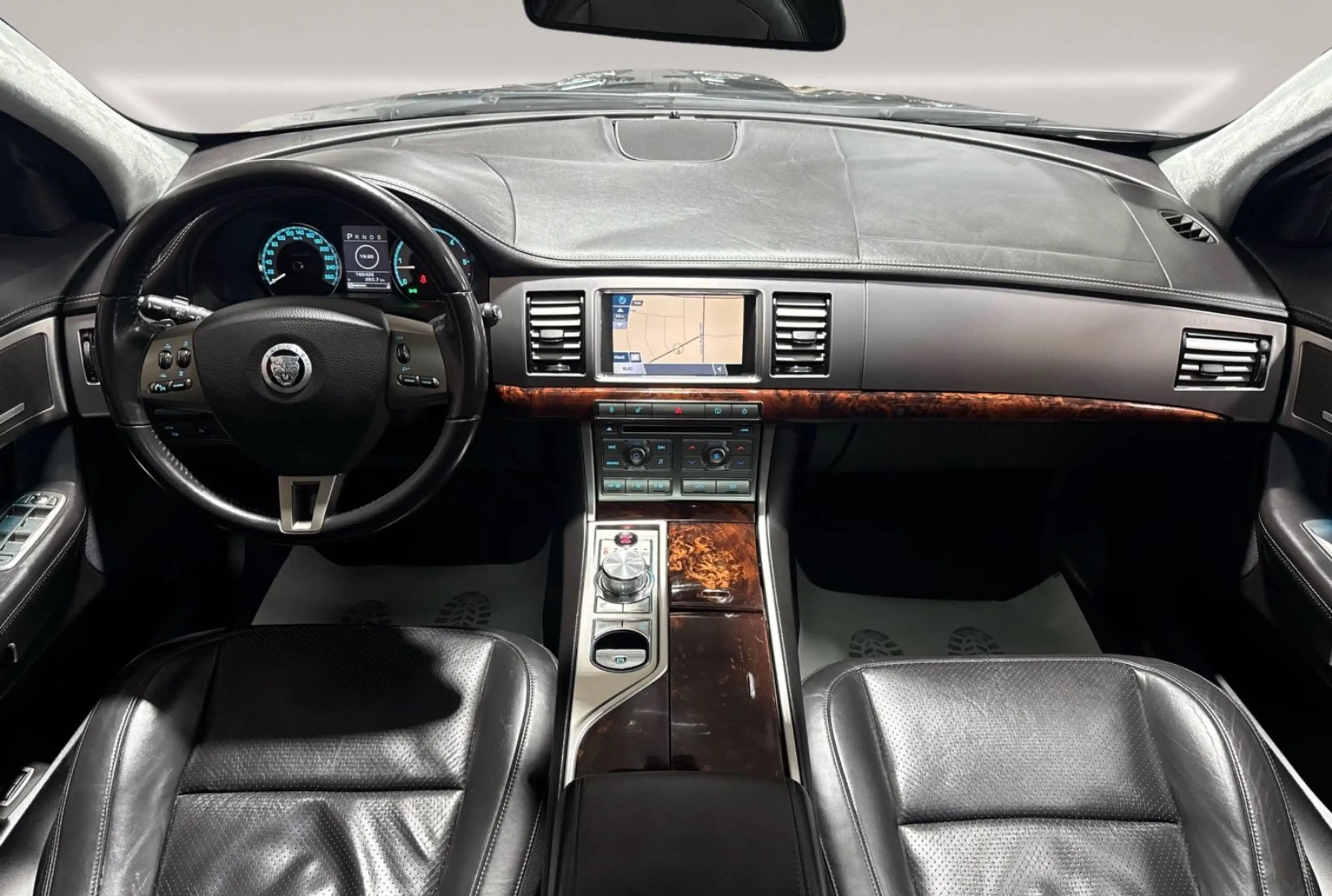 Jaguar XF 3.0 V6 Diesel S Portfolio — photo 14